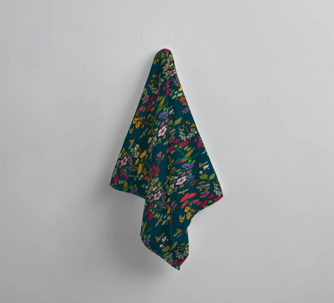 Cecilia Mok - Foresta di colibrì e api asciugamano da bagno da The Artcircle