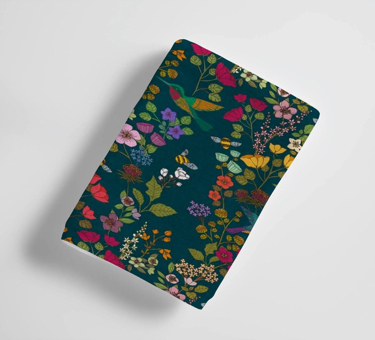 Cecilia Mok - Foresta di colibrì e api asciugamano da bagno da The Artcircle