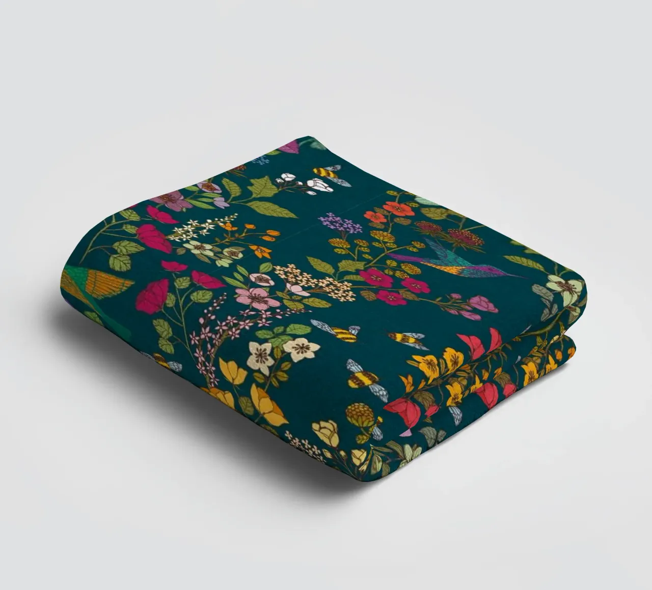 Cecilia Mok - Forêt de colibris et d'abeilles serviette de bain de The Artcircle