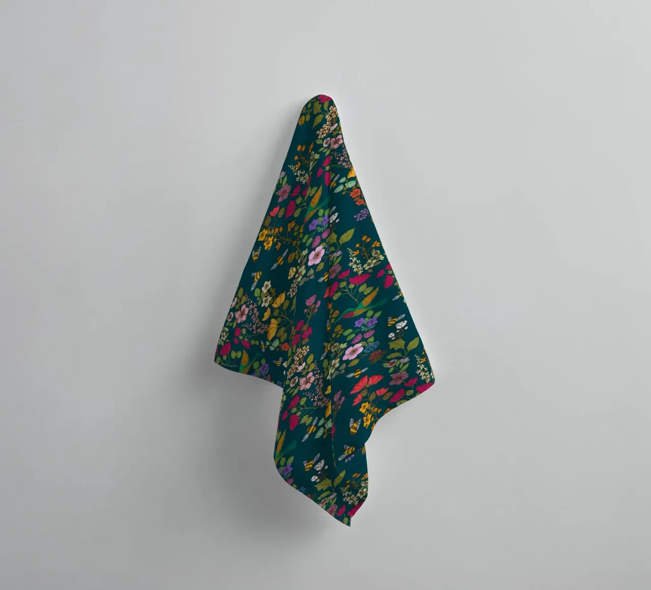 Cecilia Mok - Forêt de colibris et d'abeilles serviette de bain de The Artcircle