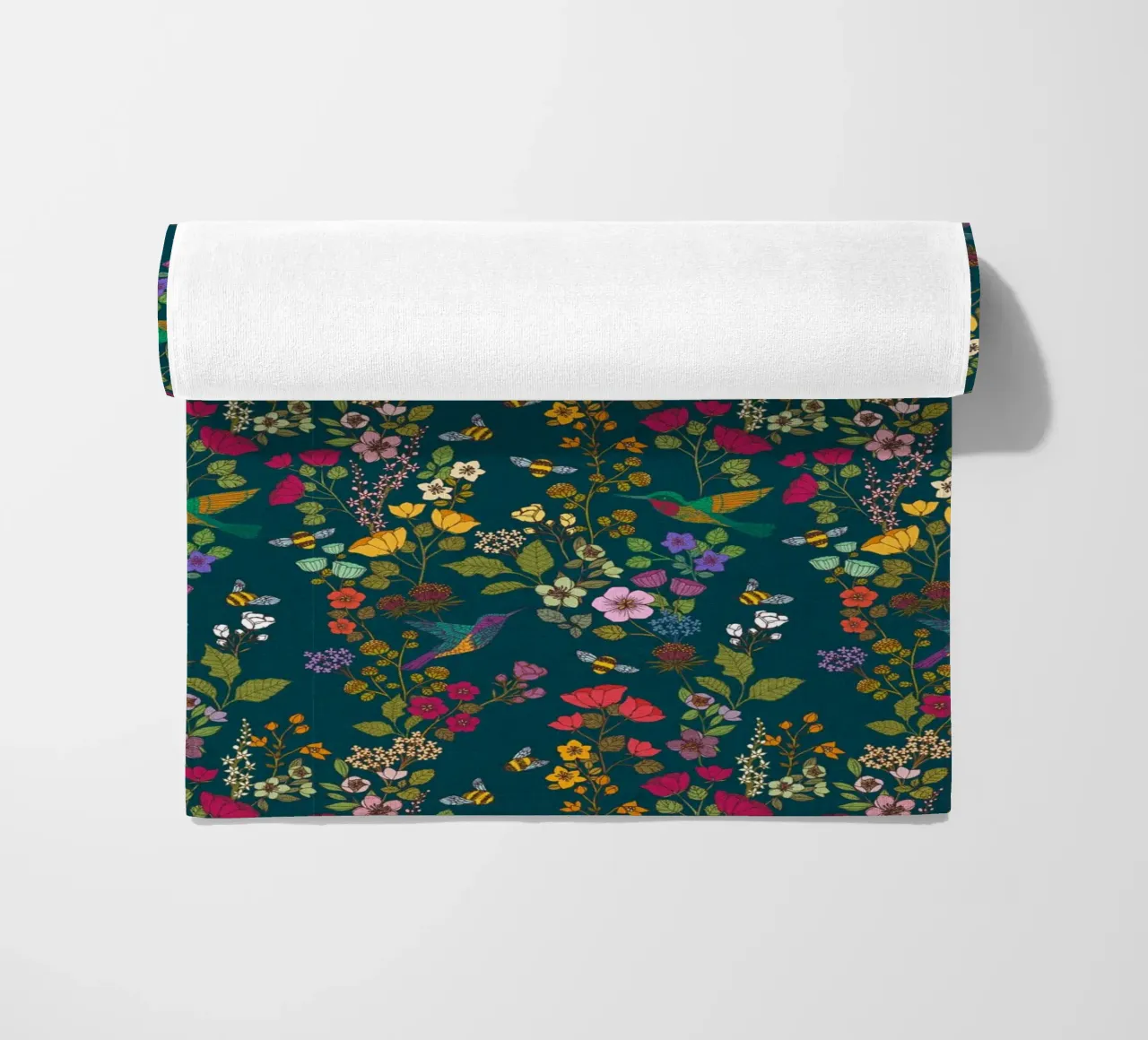 Cecilia Mok - Foresta di colibrì e api telo mare da The Artcircle