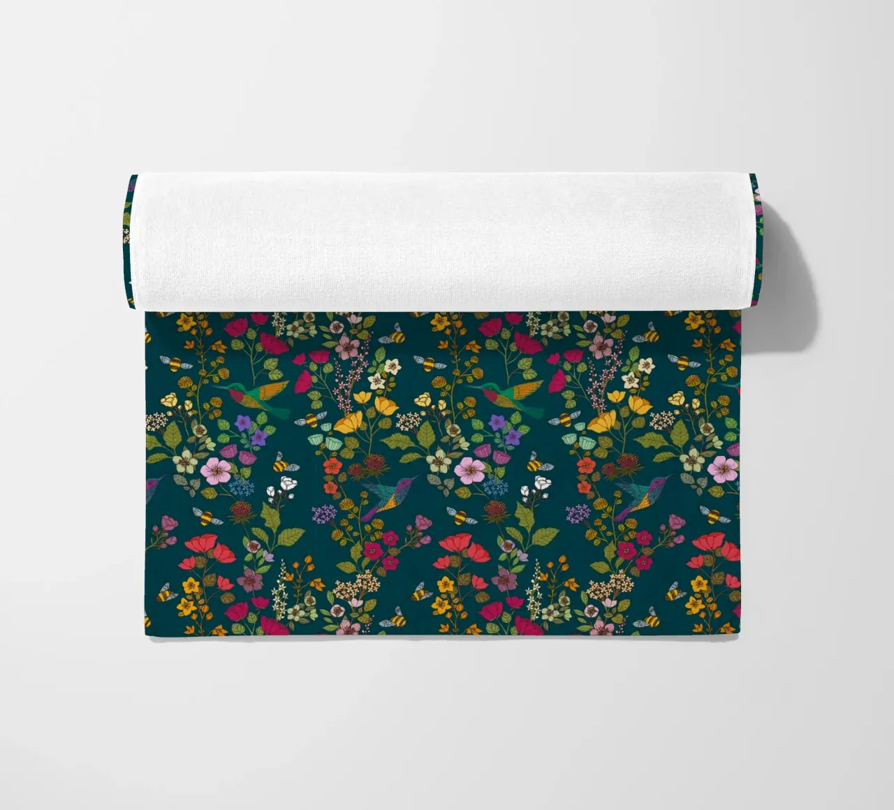 Cecilia Mok - Foresta di colibrì e api telo mare da The Artcircle