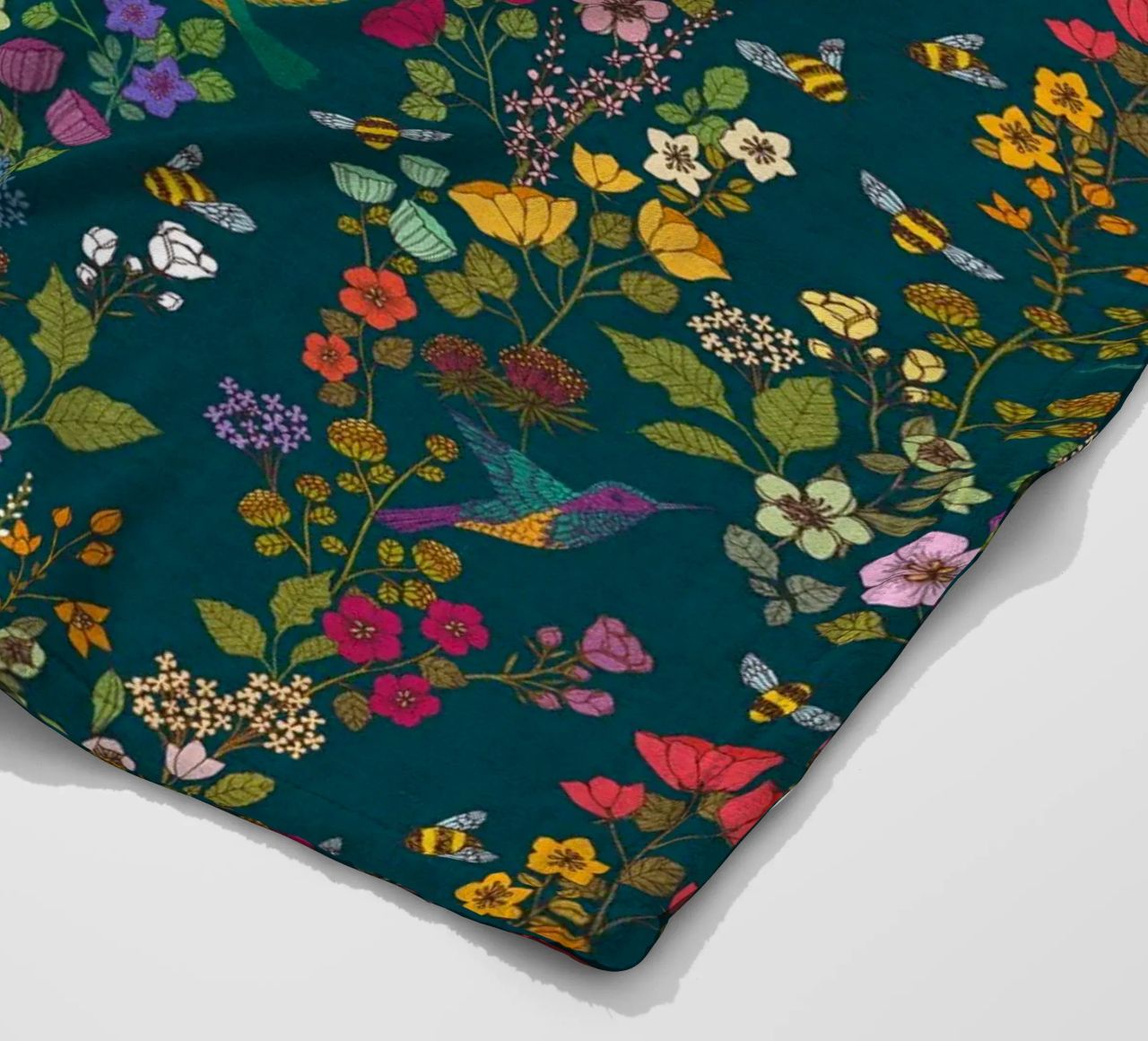 Cecilia Mok - Foresta di colibrì e api coperta in pile da The Artcircle