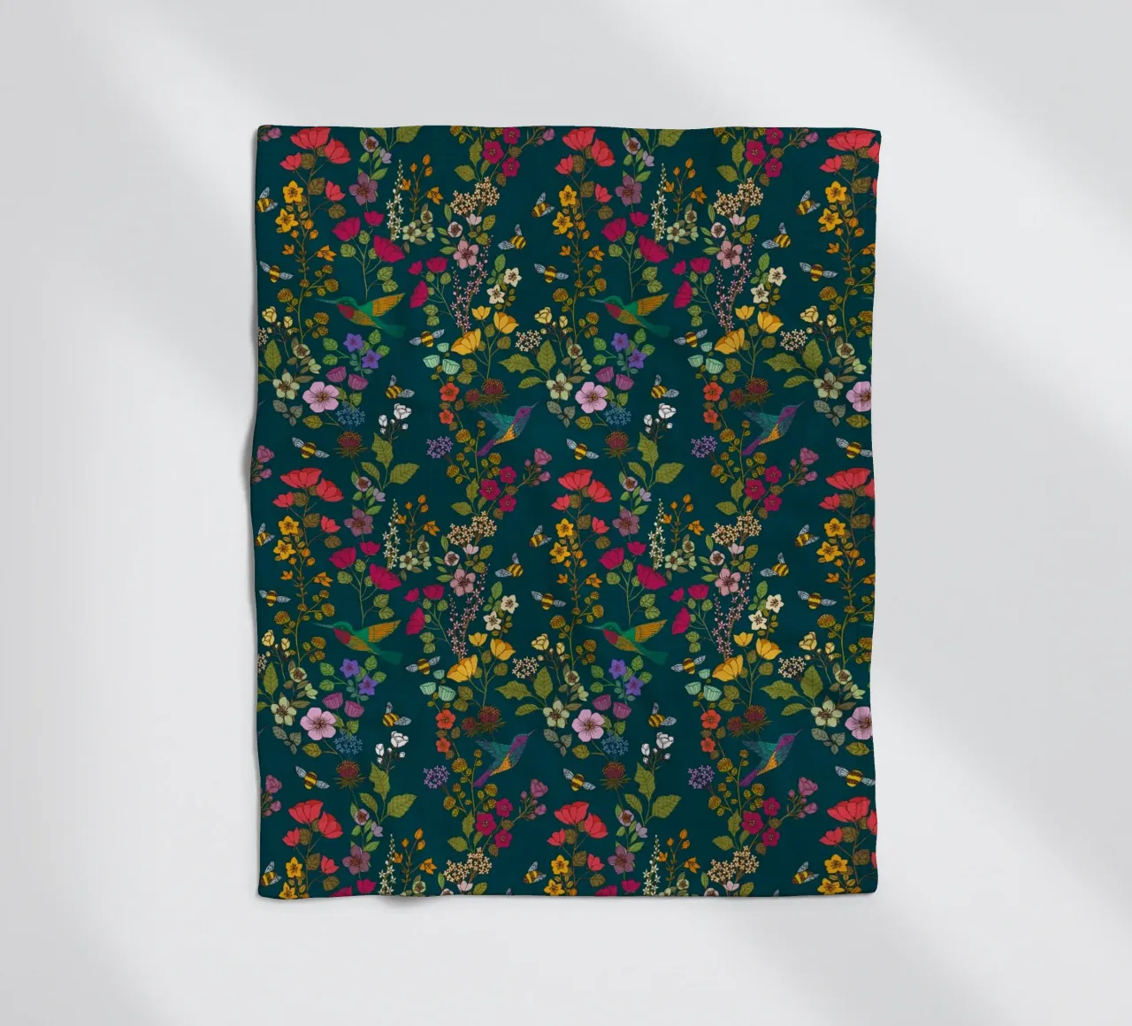 Cecilia Mok - Foresta di colibrì e api coperta in pile da The Artcircle