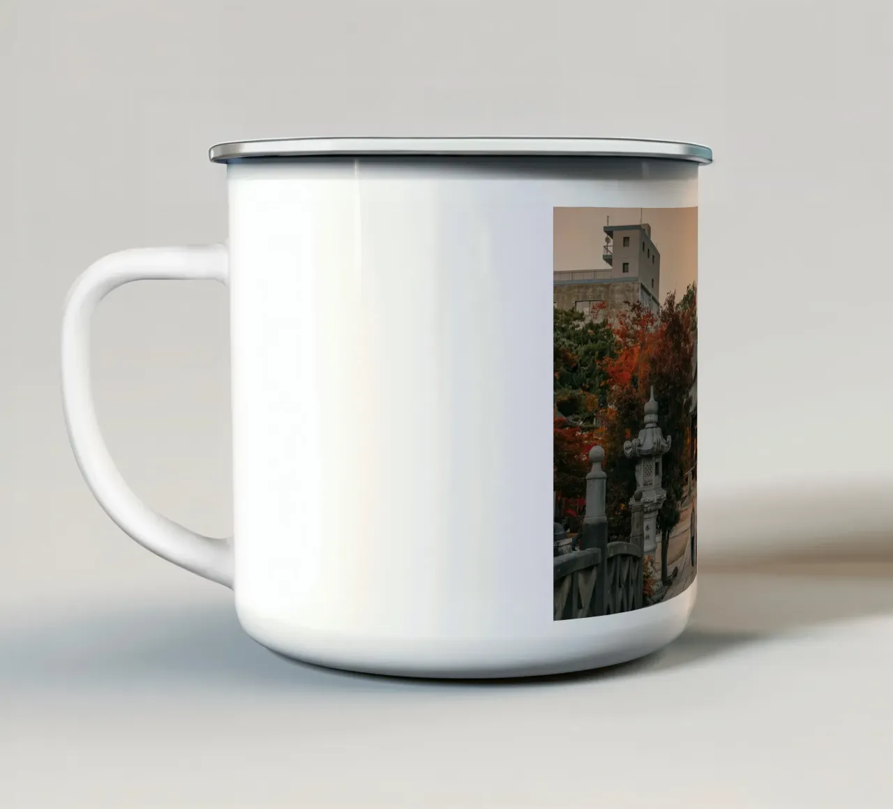 Santuario d'autunno a Matsumoto, Giappone tazza in smalto da Marcel Bisig