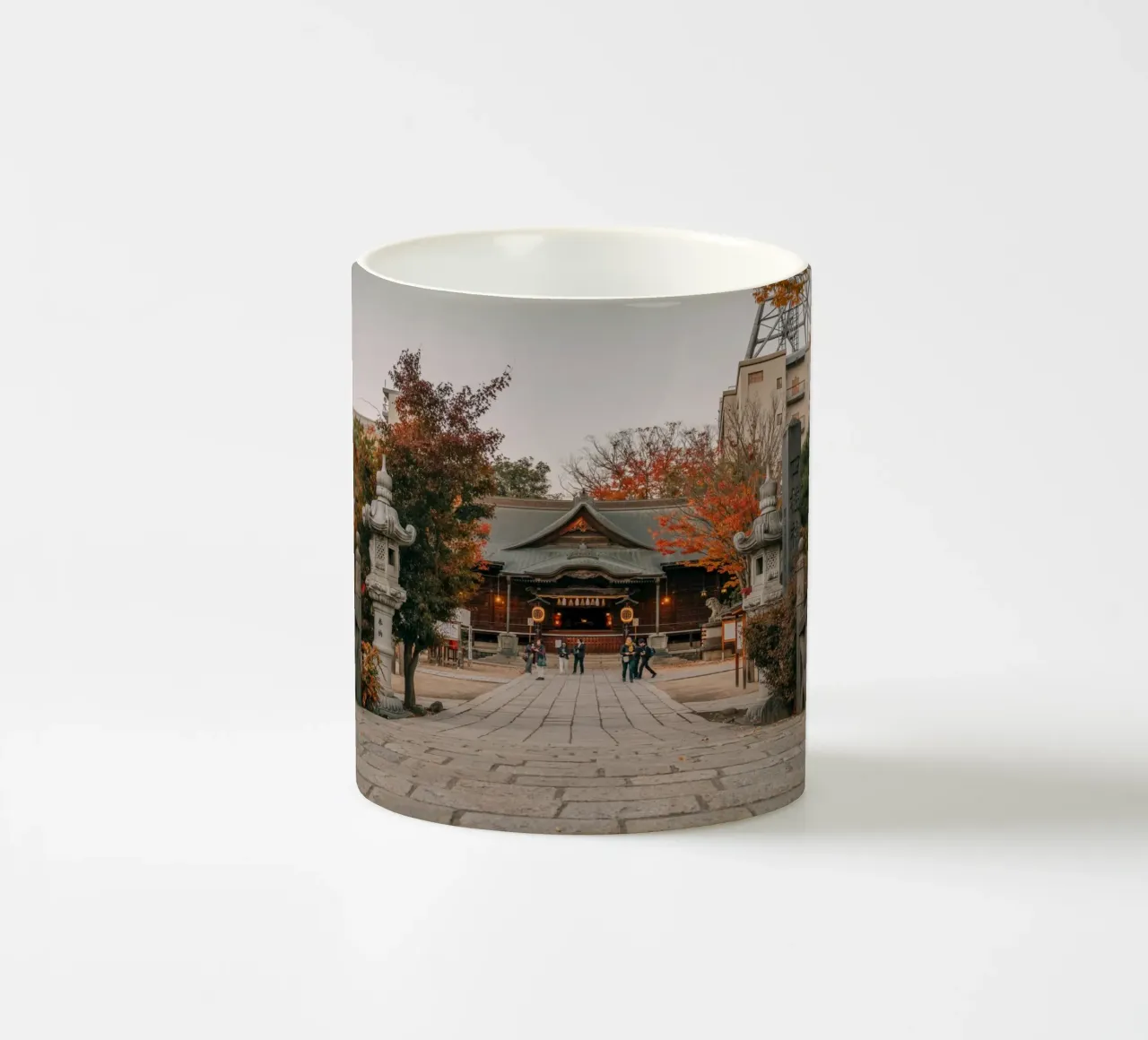 Santuario d'autunno a Matsumoto, Giappone tazza in ceramica da Marcel Bisig