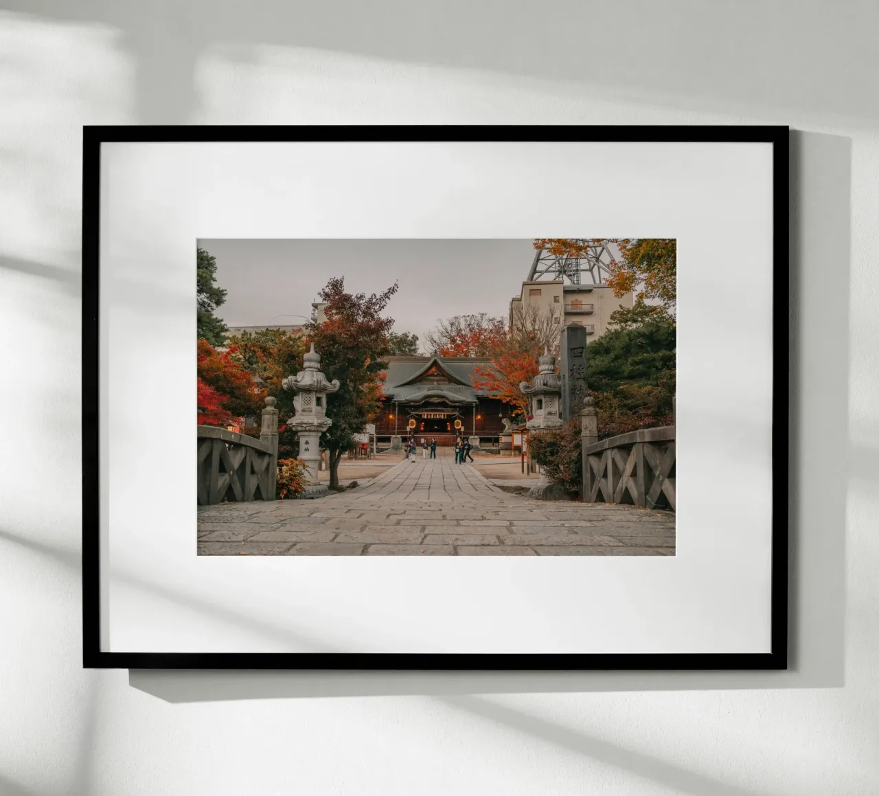 Santuario d'autunno a Matsumoto, Giappone poster con telaio in plastica da Marcel Bisig