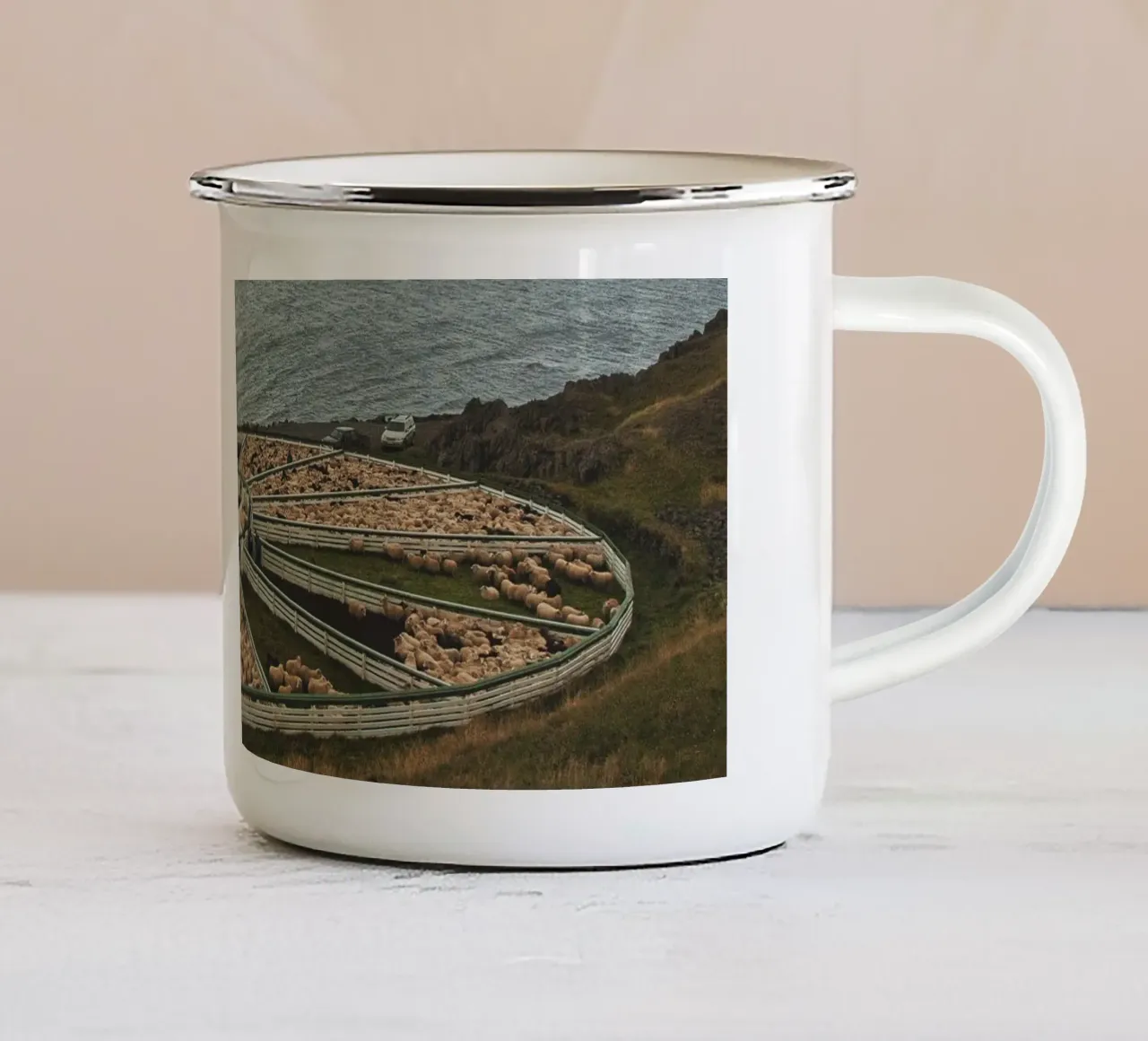 Ovile circolare a Hamarsrétt Hvammstangi, in Islanda tazza in smalto da Ben & Clo creations