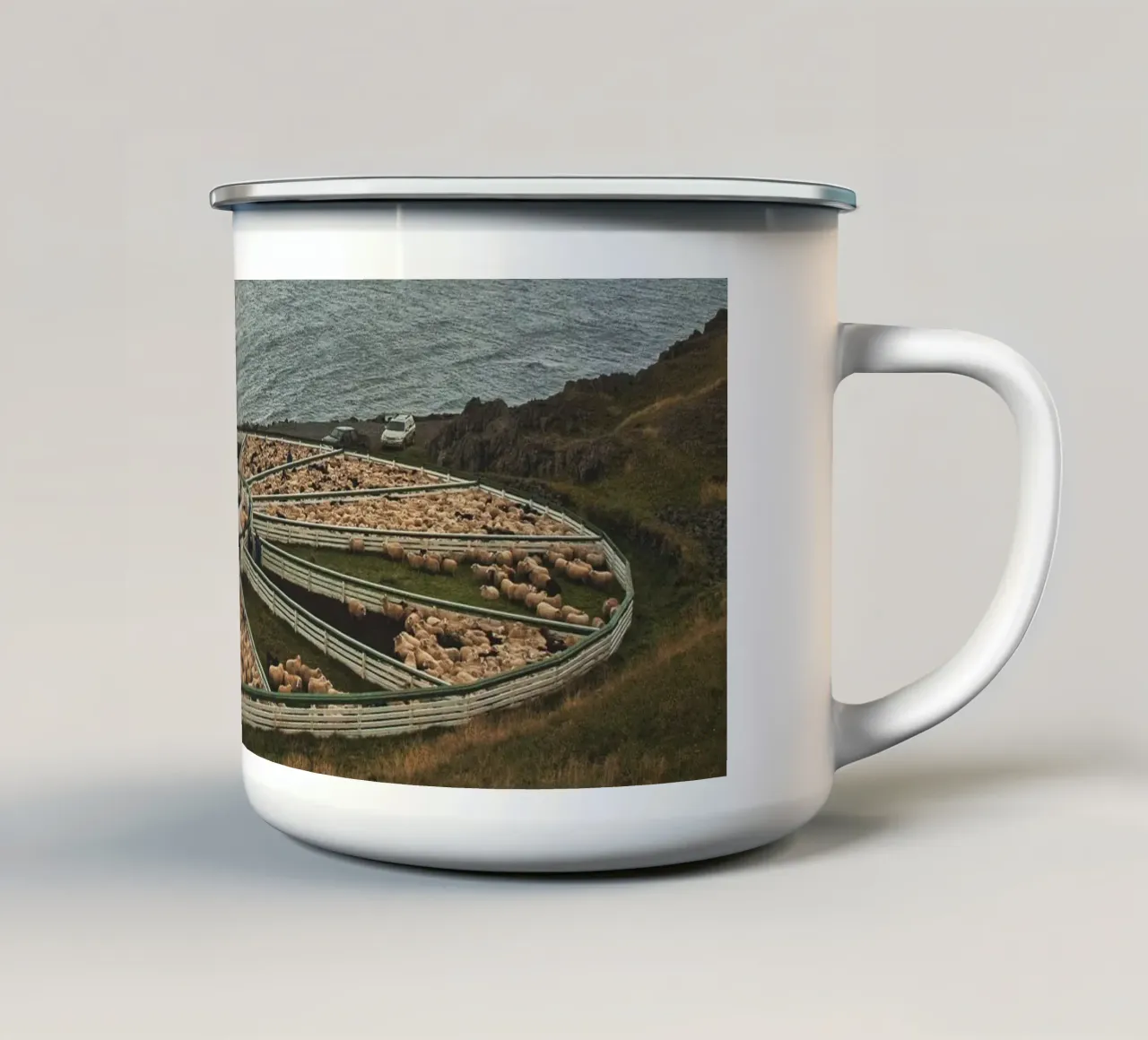 Ovile circolare a Hamarsrétt Hvammstangi, in Islanda tazza in smalto da Ben & Clo creations
