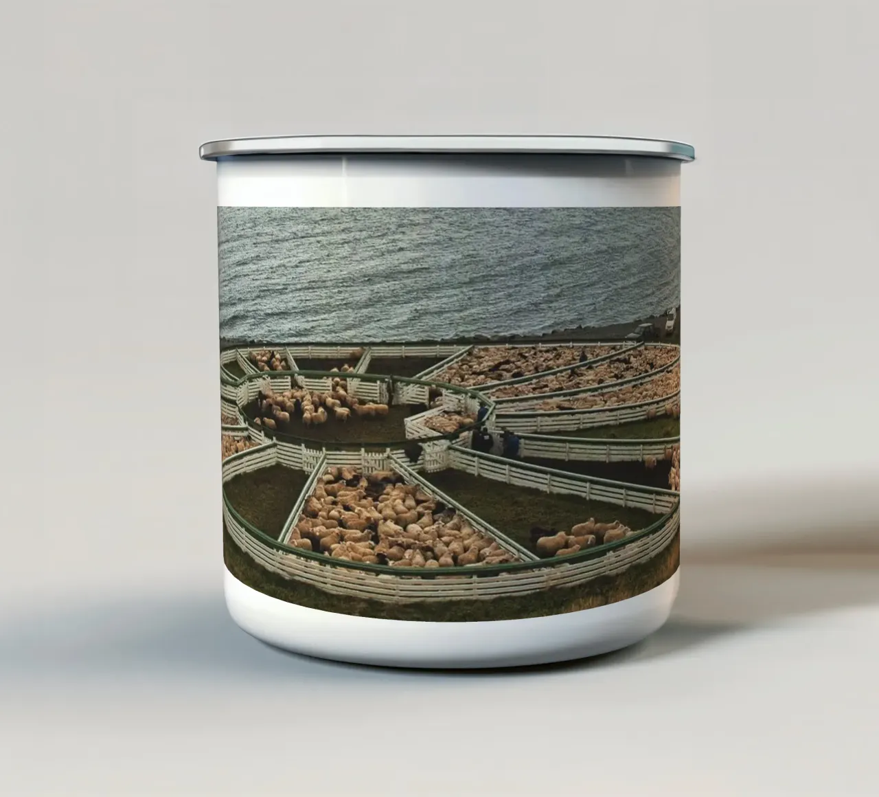 Ovile circolare a Hamarsrétt Hvammstangi, in Islanda tazza in smalto da Ben & Clo creations