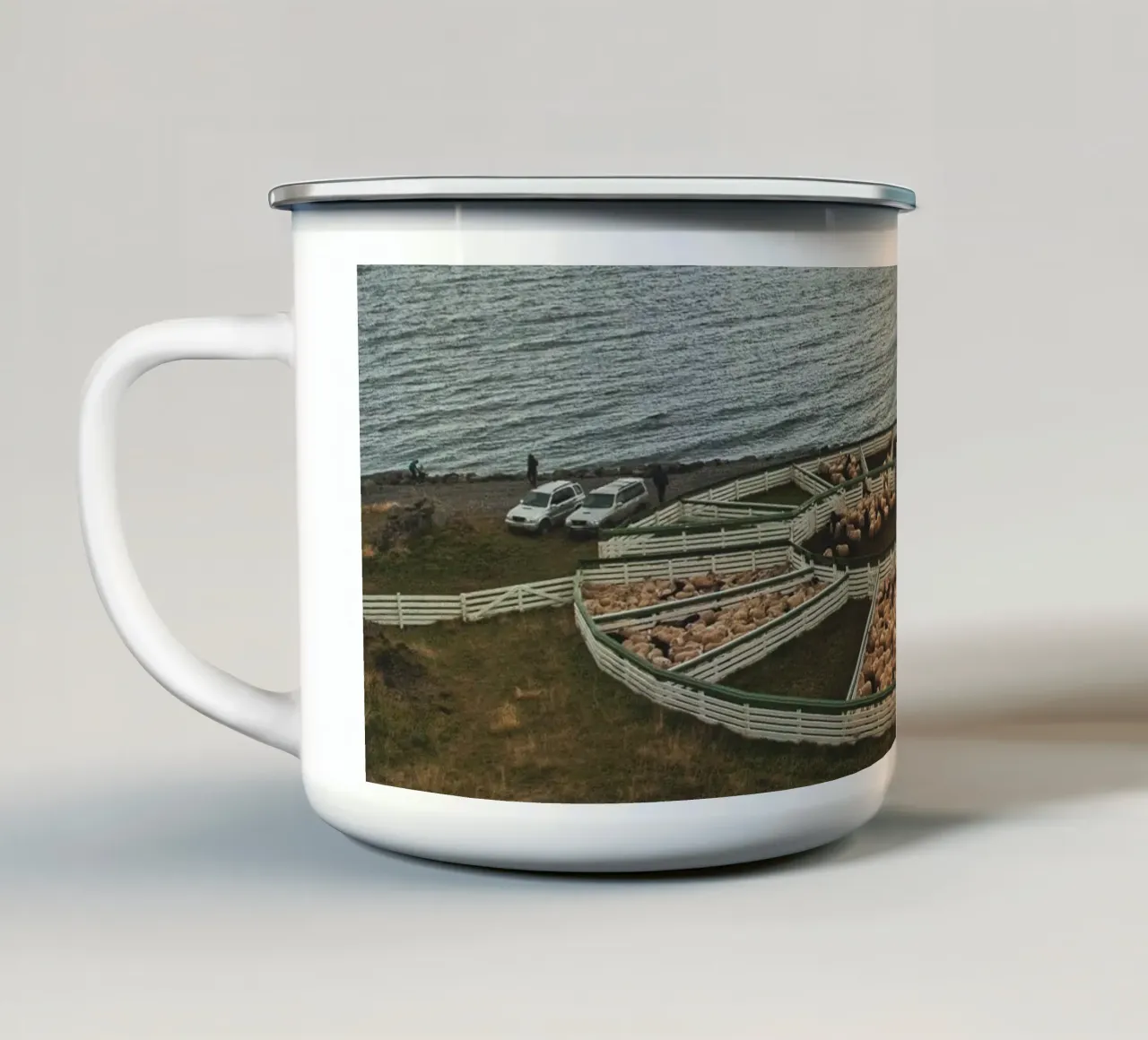 Ovile circolare a Hamarsrétt Hvammstangi, in Islanda tazza in smalto da Ben & Clo creations