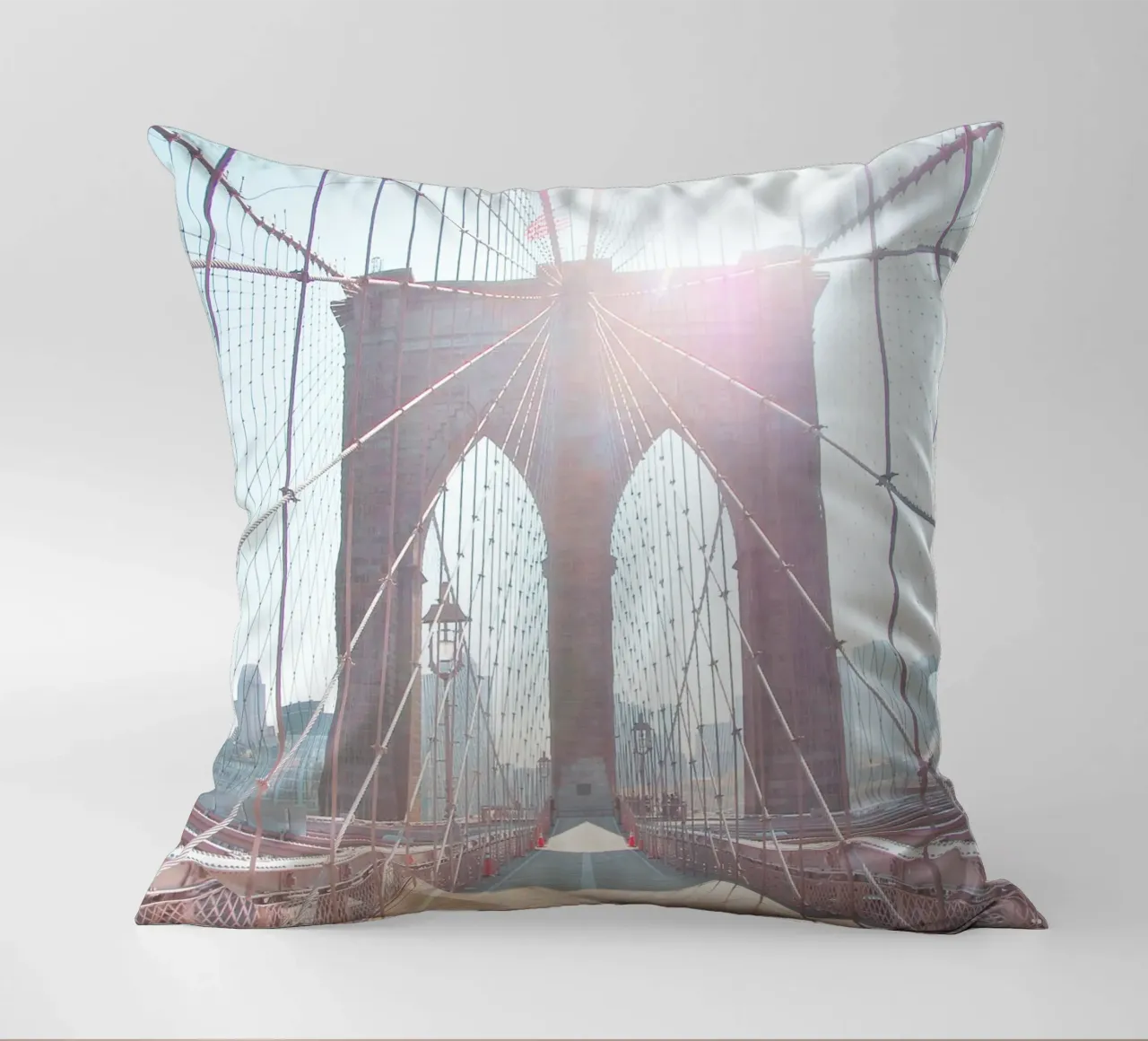 New York, USA I Soleil sur Brooklyn bridge matinal minimal cuscino da Julie Travel Photography
