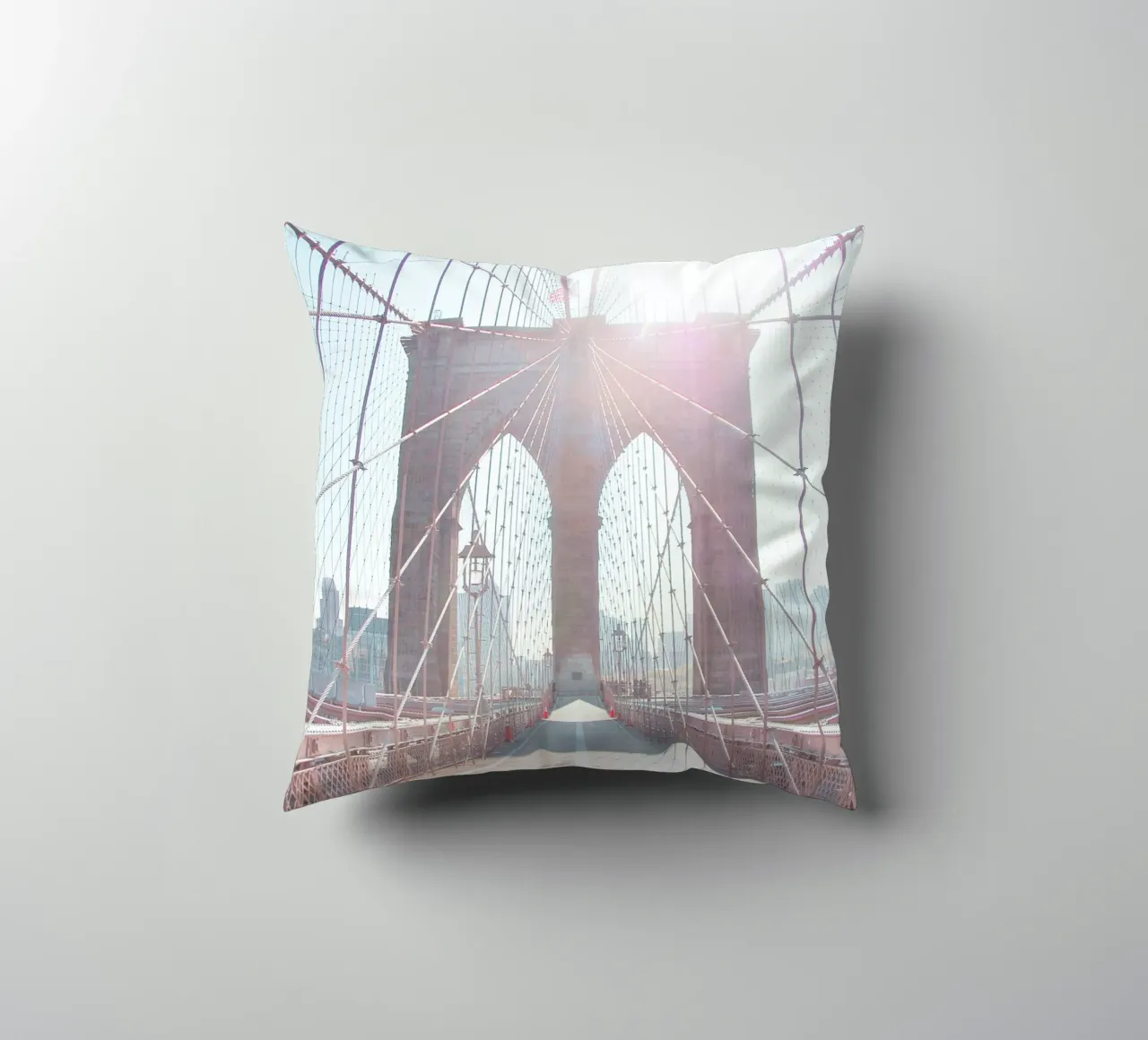 New York, USA I Soleil sur Brooklyn bridge matinal minimal cuscino da Julie Travel Photography