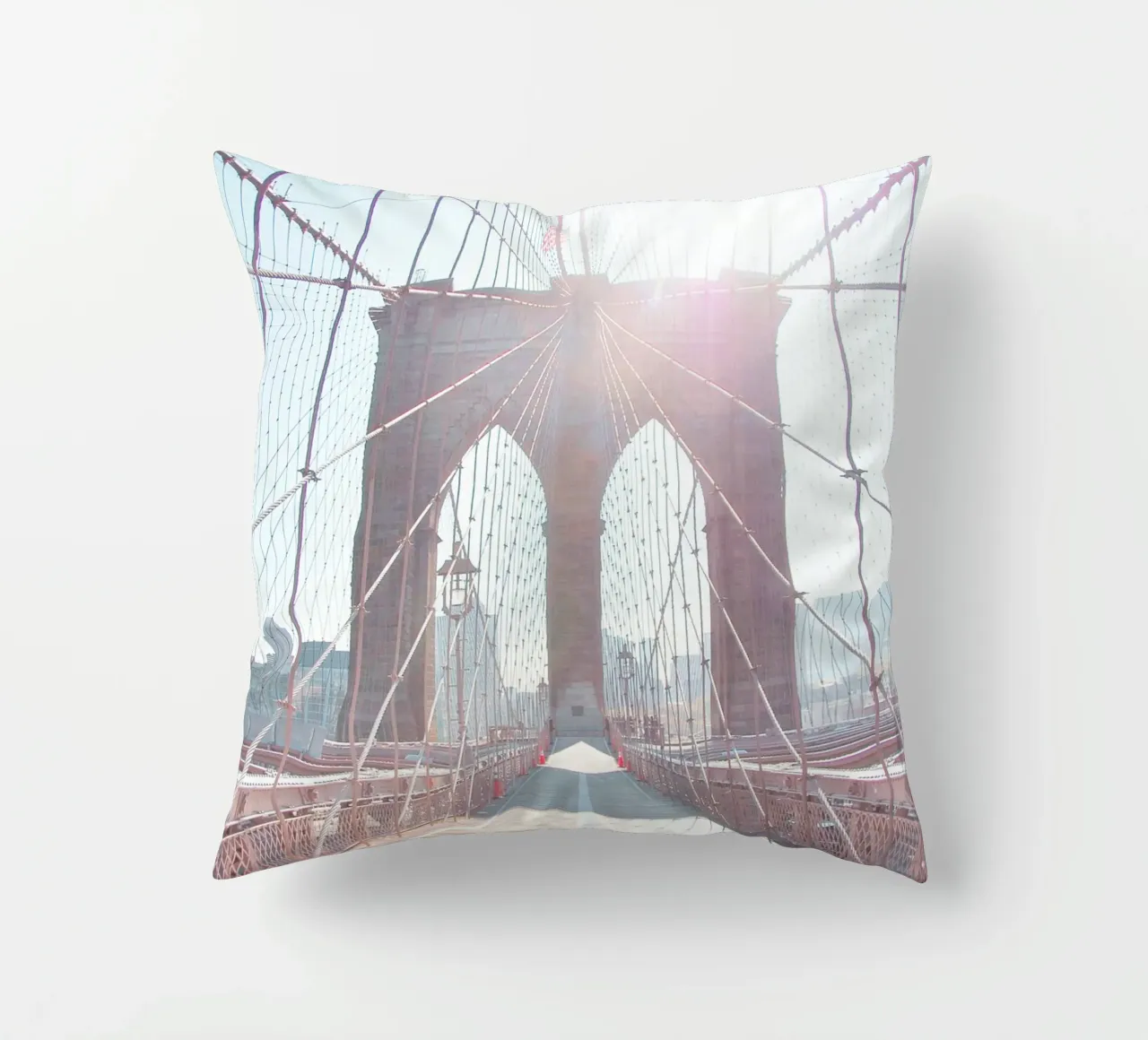 New York, USA I Soleil sur Brooklyn bridge matinal minimal cuscino da Julie Travel Photography