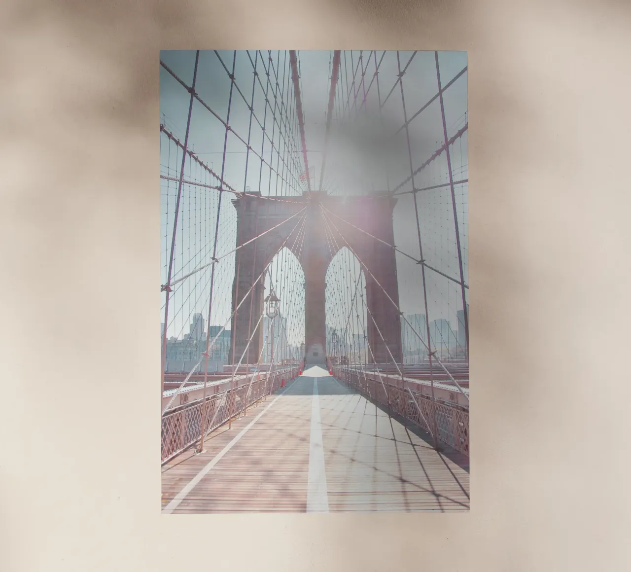 New York, USA I Soleil sur Brooklyn bridge matinal minimal pellicola backlit da Julie Travel Photography