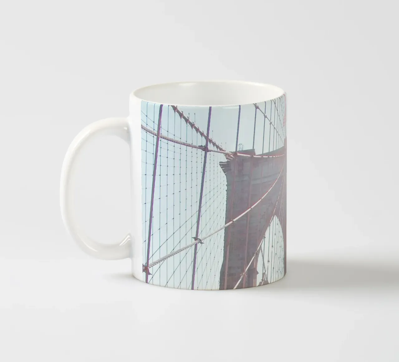 New York, USA I Soleil sur Brooklyn bridge matinal minimal tazza in ceramica da Julie Travel Photography