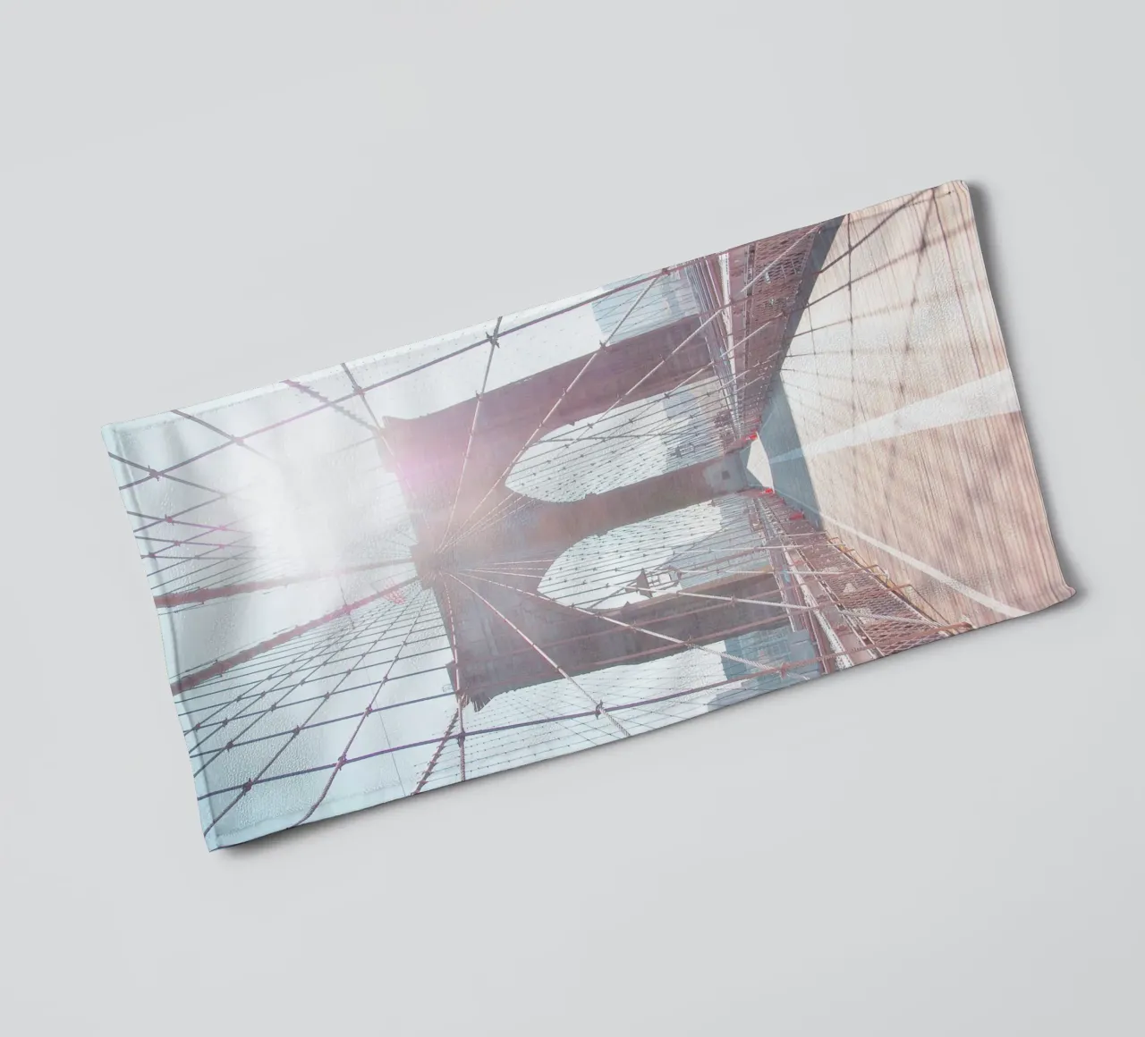 New York, USA I Soleil sur Brooklyn bridge matinal minimal asciugamano da bagno da Julie Travel Photography