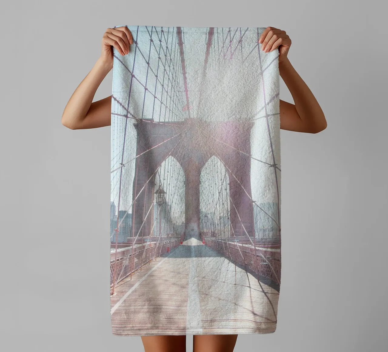 New York, USA I Soleil sur Brooklyn bridge matinal minimal asciugamano da bagno da Julie Travel Photography