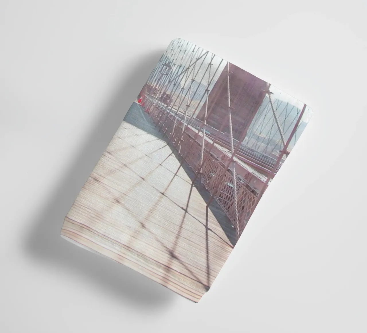New York, USA I Soleil sur Brooklyn bridge matinal minimal asciugamano da bagno da Julie Travel Photography