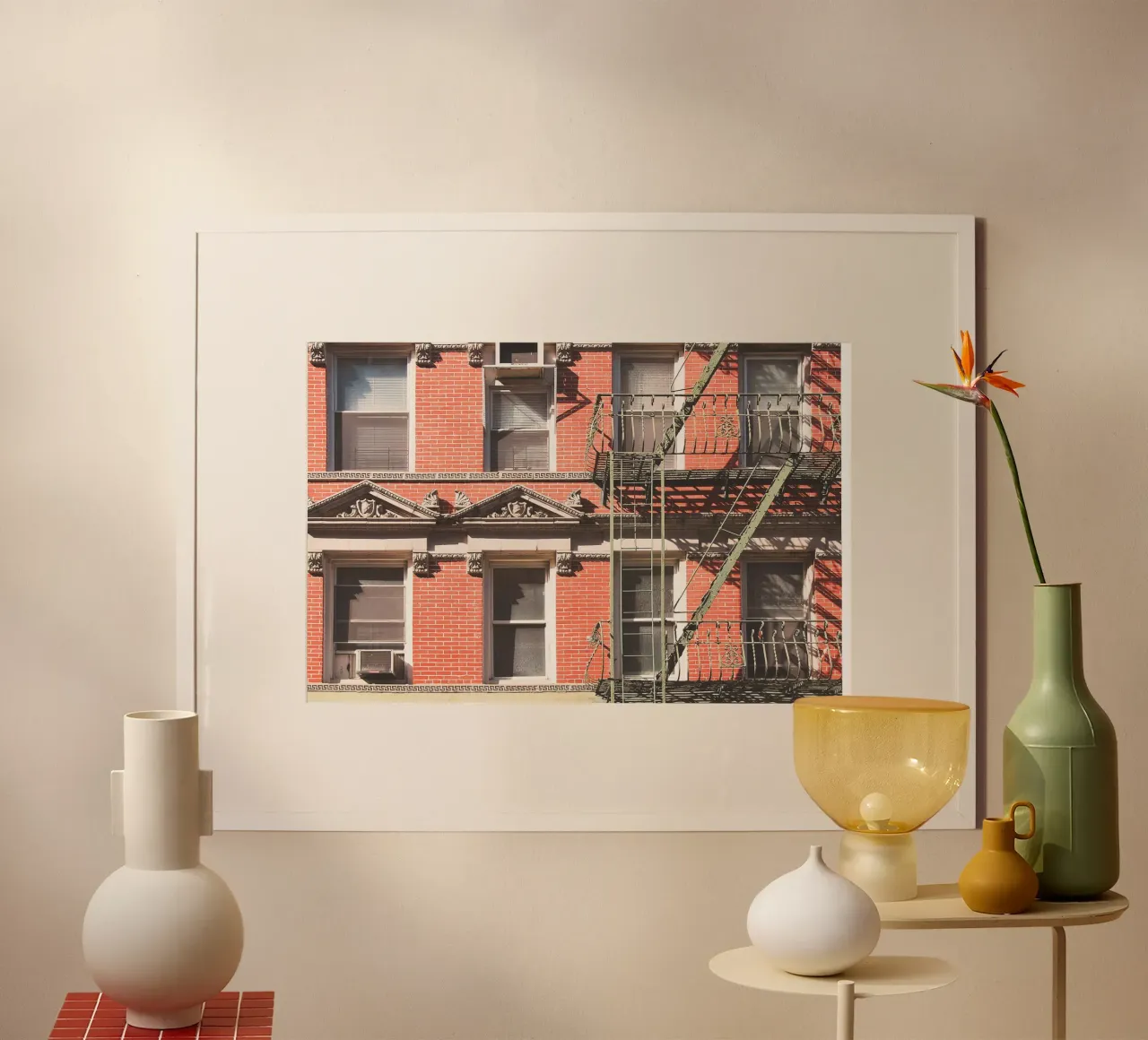 New York, USA I Edificio di Little Italy in mattoni rossi poster con telaio in plastica da Julie Travel Photography