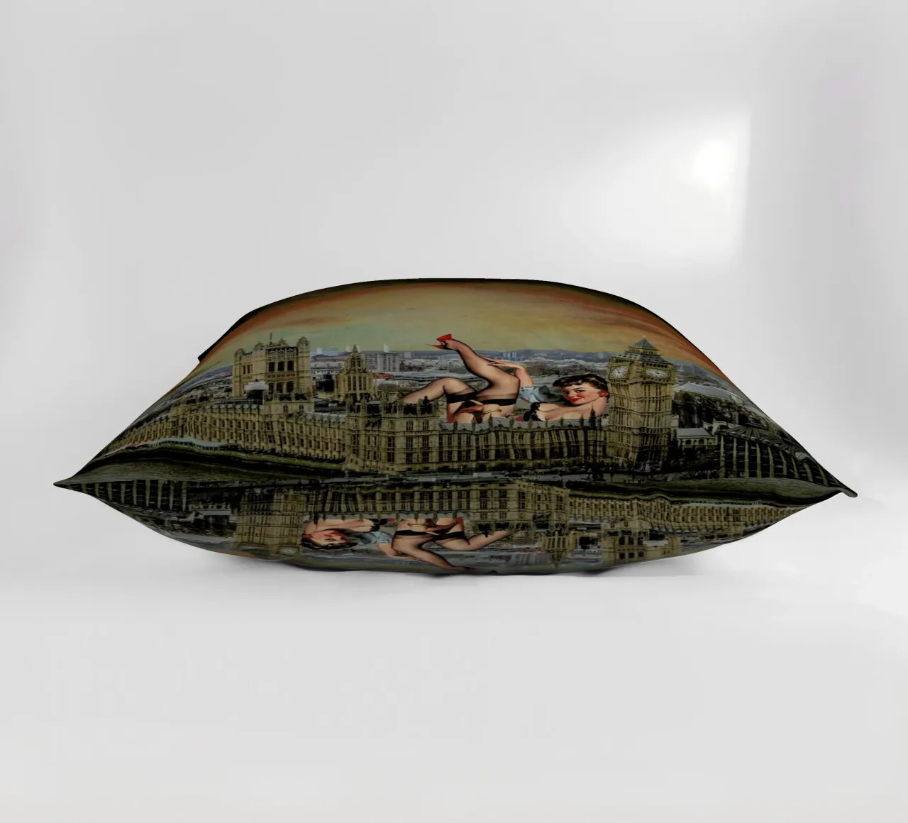 London Pinup cuscino da Jason Brueck