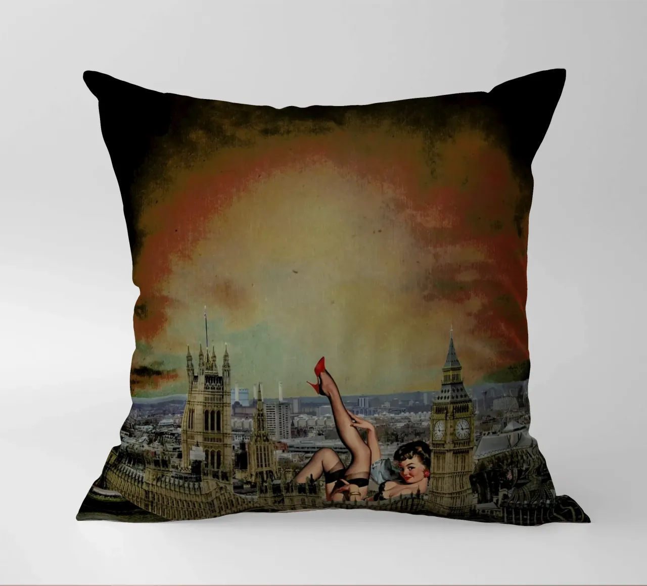 London Pinup cuscino da Jason Brueck