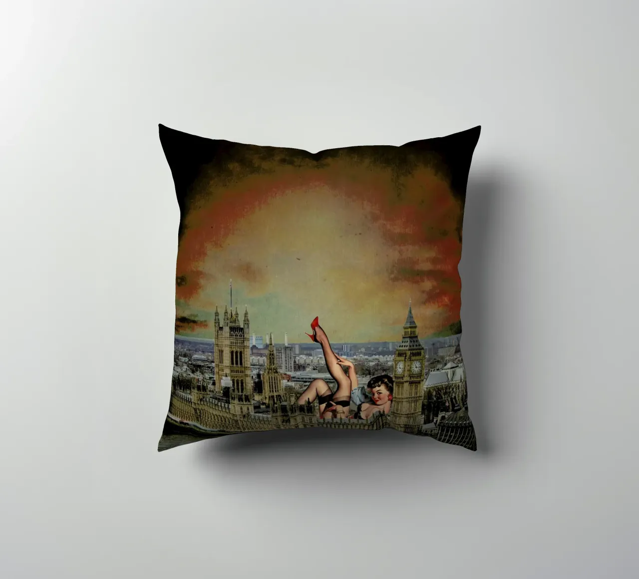 London Pinup cuscino da Jason Brueck