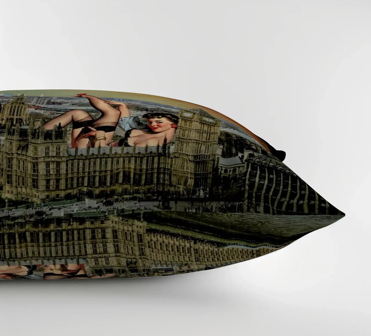 London Pinup cuscino da Jason Brueck