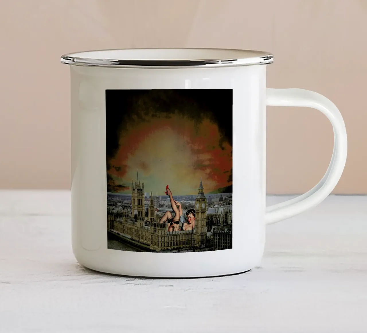 London Pinup tazza in smalto da Jason Brueck