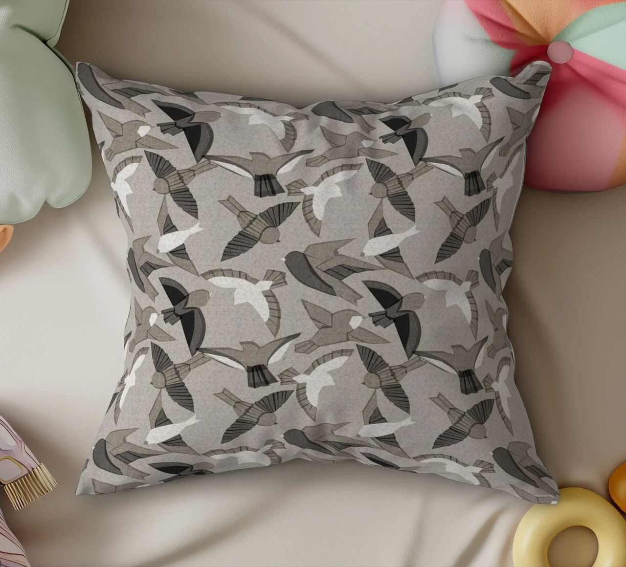 Cecilia Mok - Uccelli Itajime Grigio cuscino da The Artcircle
