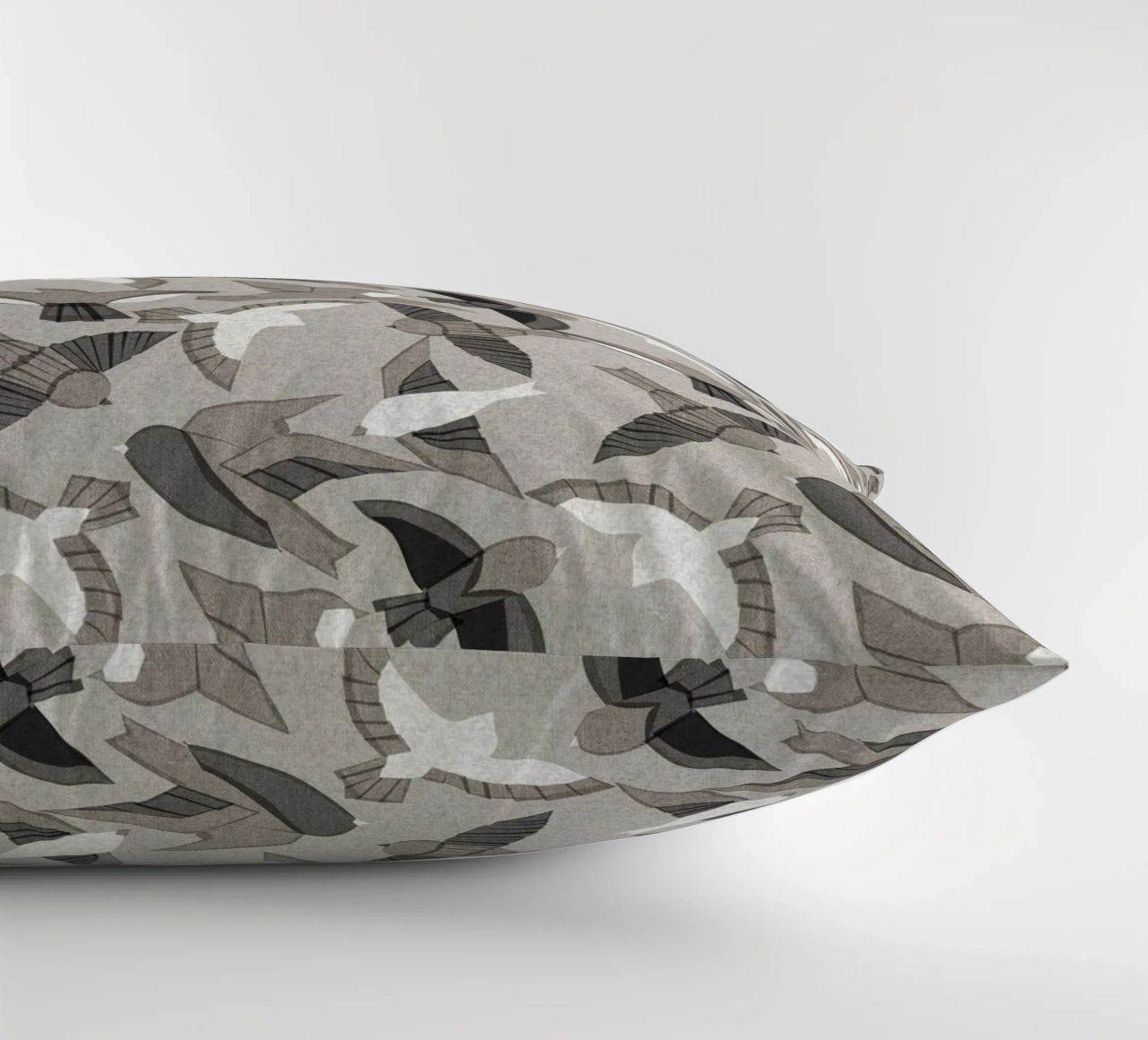 Cecilia Mok - Uccelli Itajime Grigio cuscino da The Artcircle
