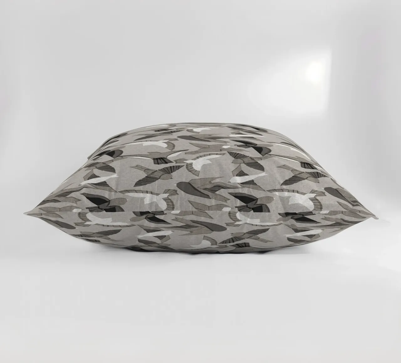 Cecilia Mok - Itajime Pájaros Grises cojín de The Artcircle