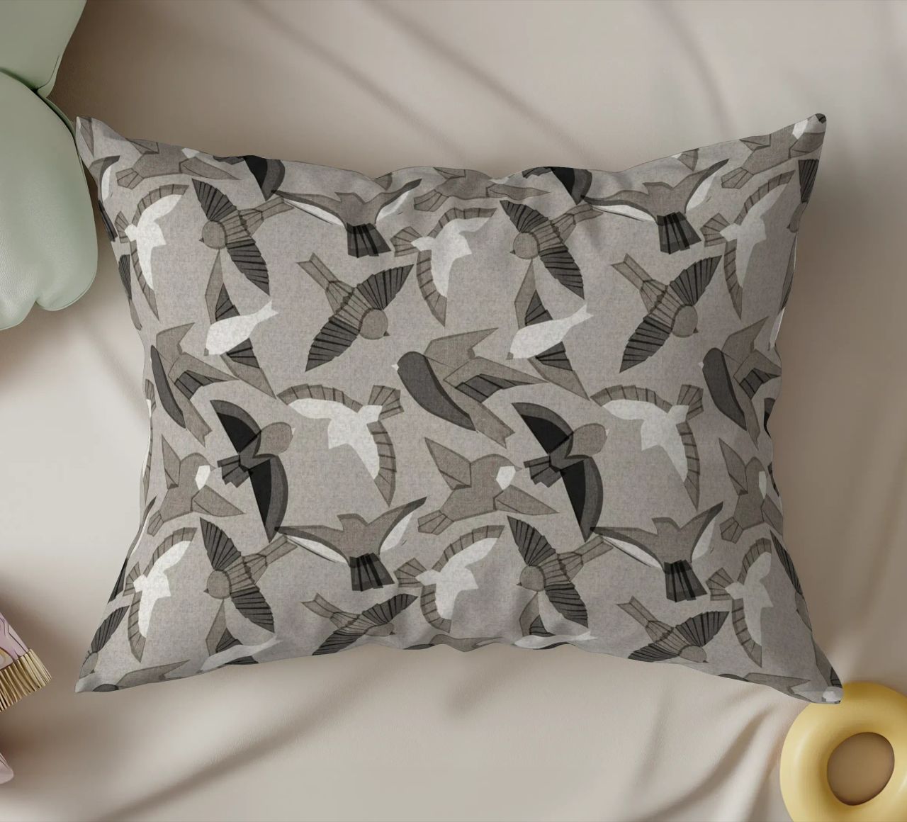 Cecilia Mok - Uccelli Itajime Grigio cuscino da The Artcircle