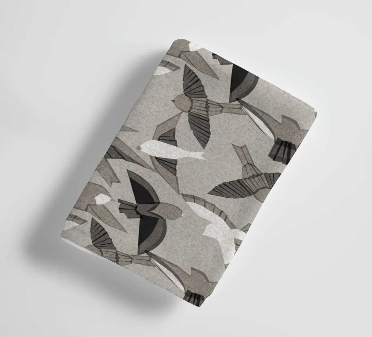 Cecilia Mok - Uccelli Itajime Grigio asciugamano da bagno da The Artcircle