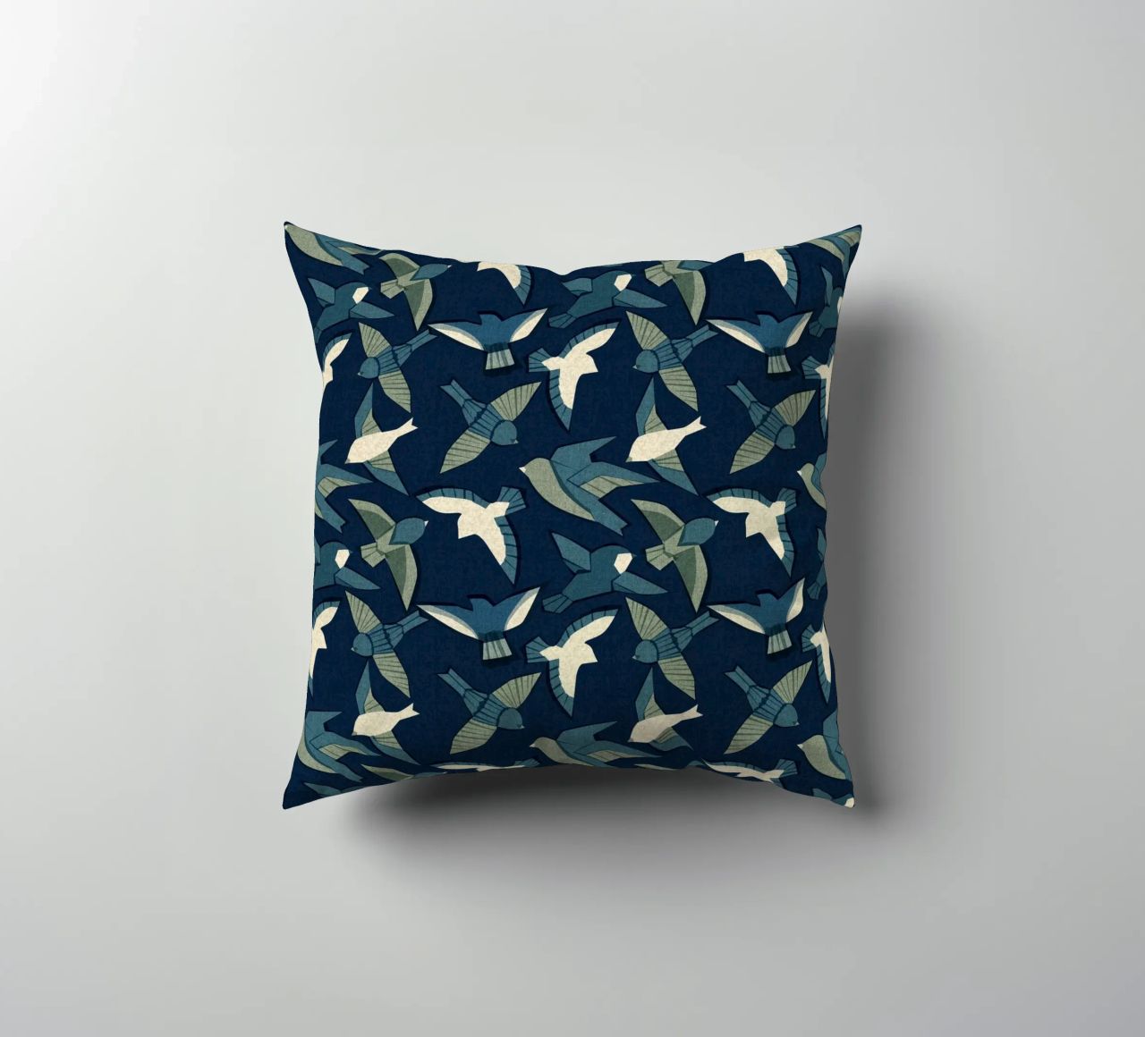 Cecilia Mok - Itajime uccelli blu cuscino da The Artcircle