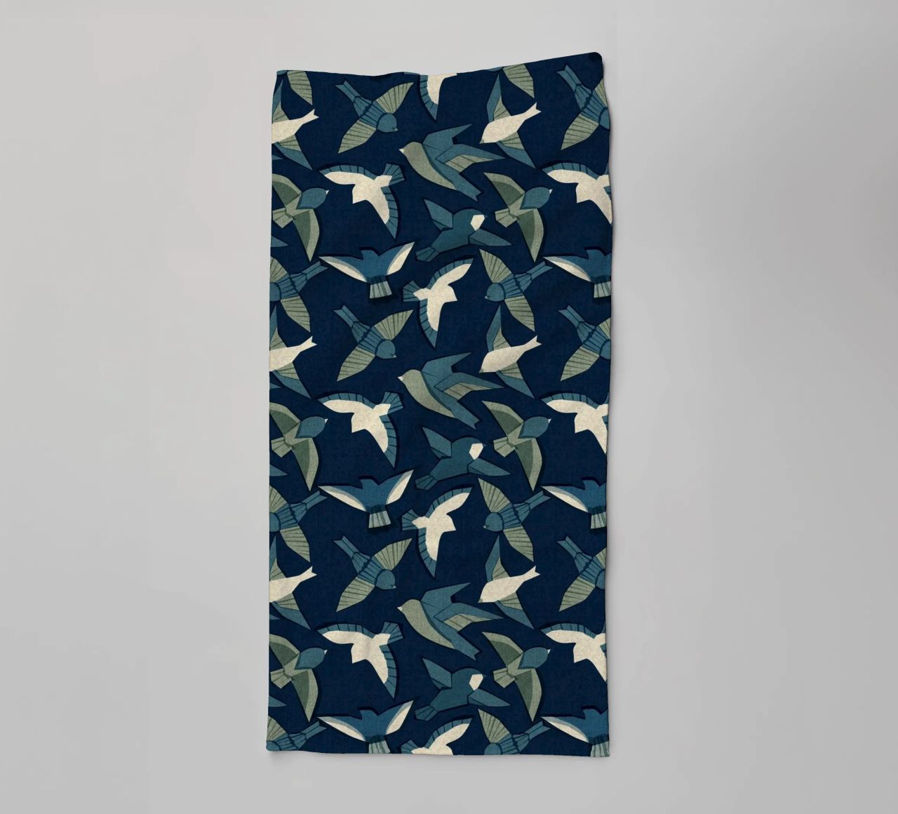 Cecilia Mok - Itajime uccelli blu asciugamano da bagno da The Artcircle