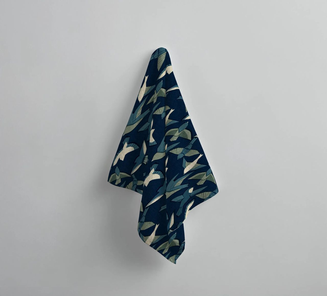 Cecilia Mok - Itajime uccelli blu asciugamano da bagno da The Artcircle