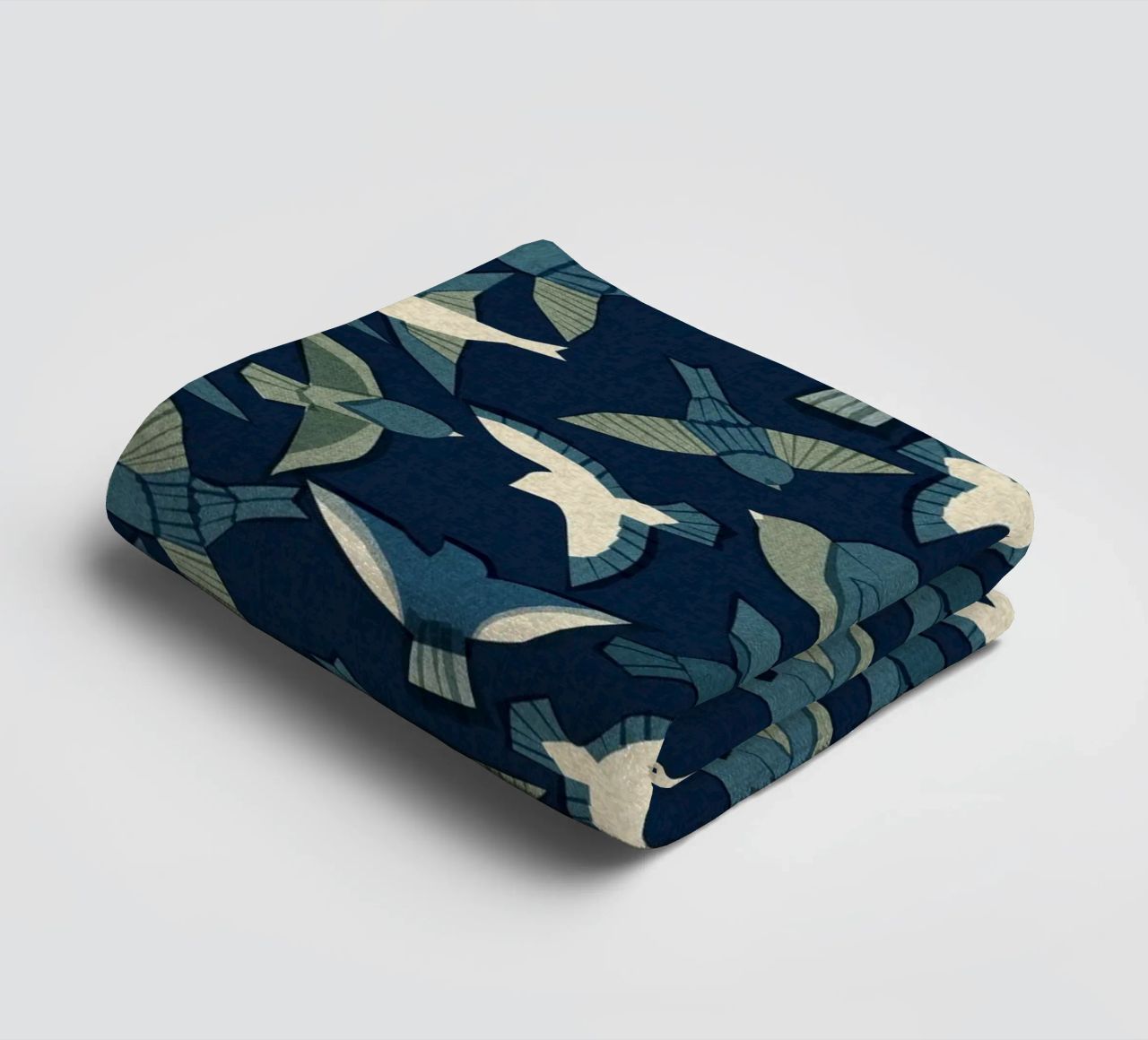 Cecilia Mok - Itajime uccelli blu asciugamano da bagno da The Artcircle