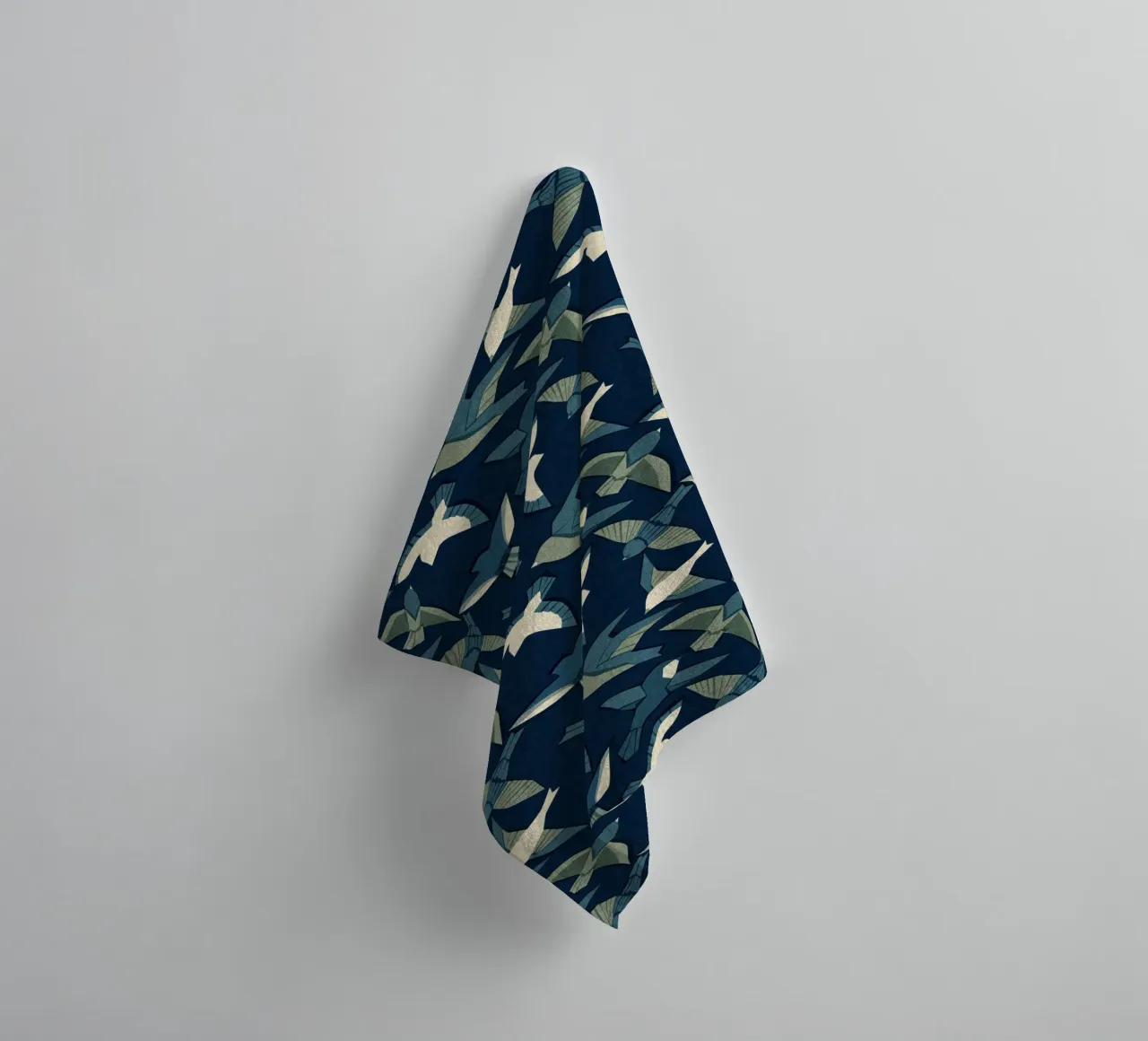 Cecilia Mok - Itajime uccelli blu asciugamano da bagno da The Artcircle