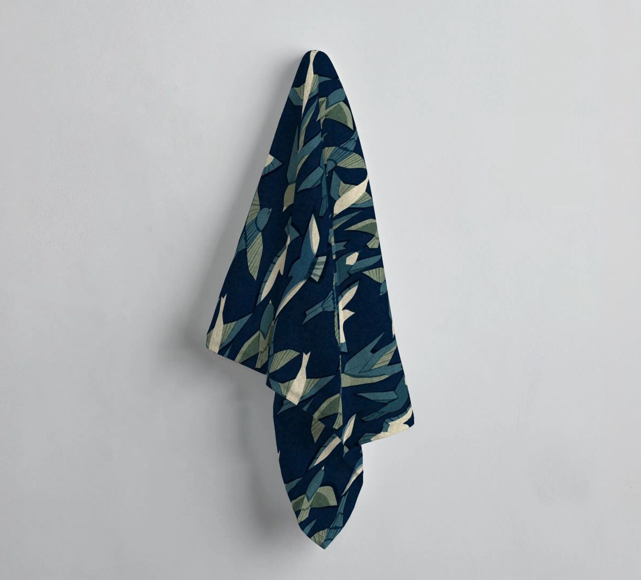 Cecilia Mok - Itajime uccelli blu asciugamano da bagno da The Artcircle