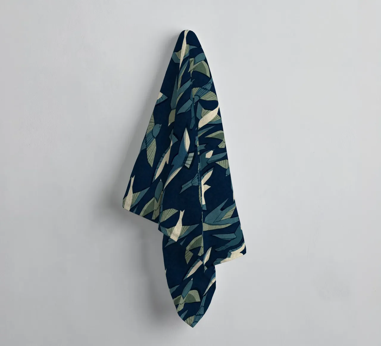 Cecilia Mok - Itajime uccelli blu asciugamano da bagno da The Artcircle