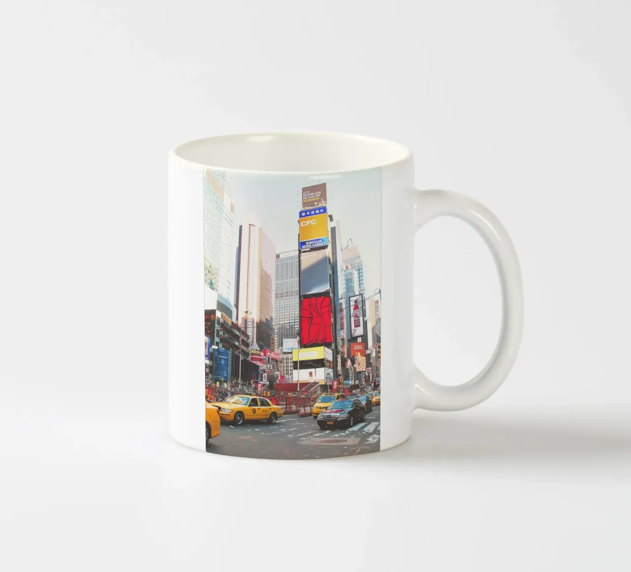 New York, USA I La follia di Times Square con i taxi gialli tazza in ceramica da Julie Travel Photography
