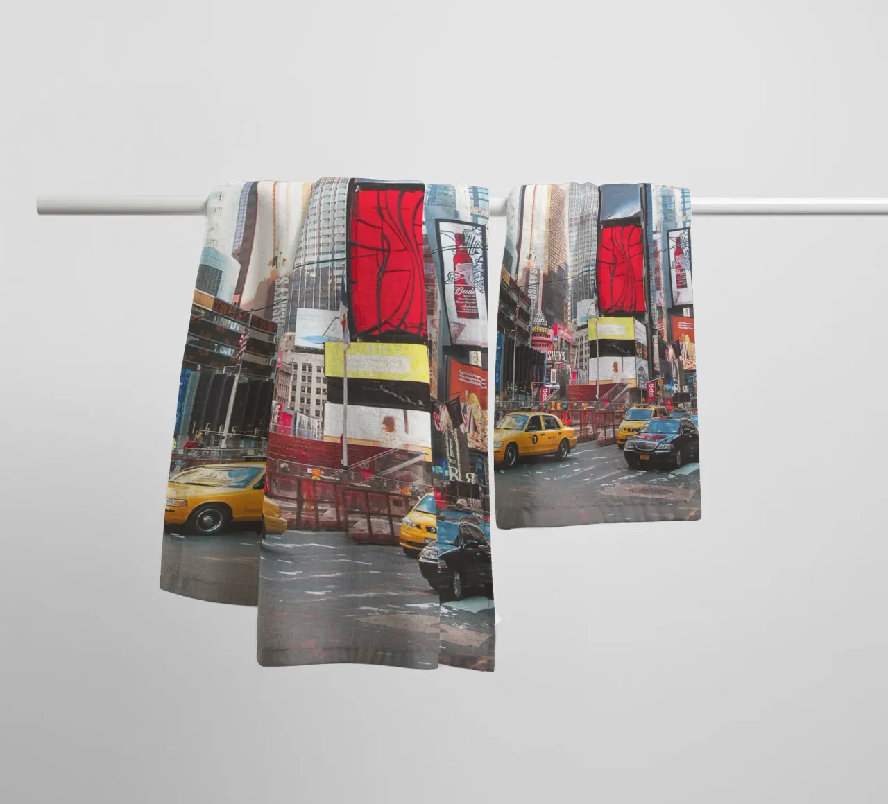 New York, VS I Times Square gekte met gele taxi's badhanddoek van Julie Travel Photography