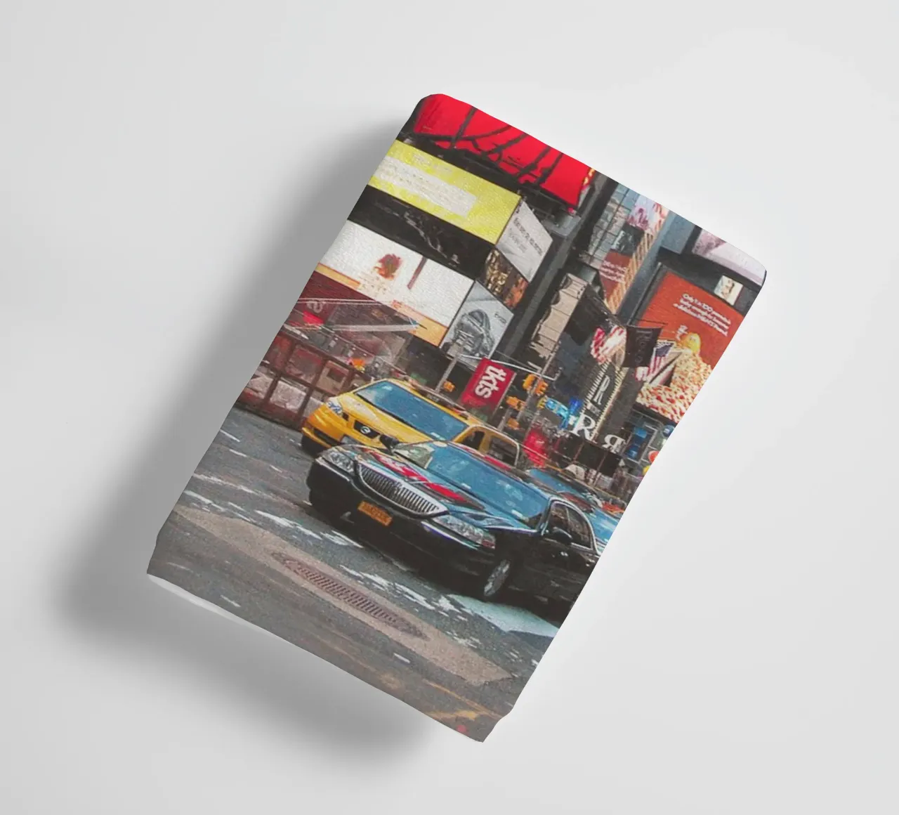 New York, VS I Times Square gekte met gele taxi's badhanddoek van Julie Travel Photography