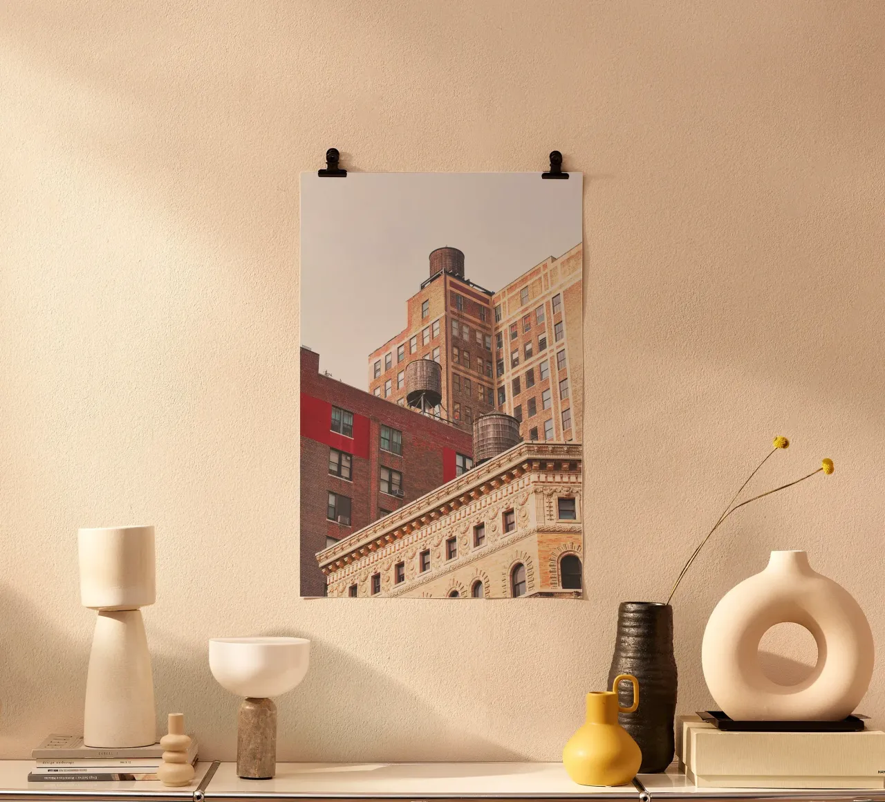 New York, États-Unis I Toits de citernes dans l'horizon industriel poster avec cadre en plastique de Julie Travel Photography
