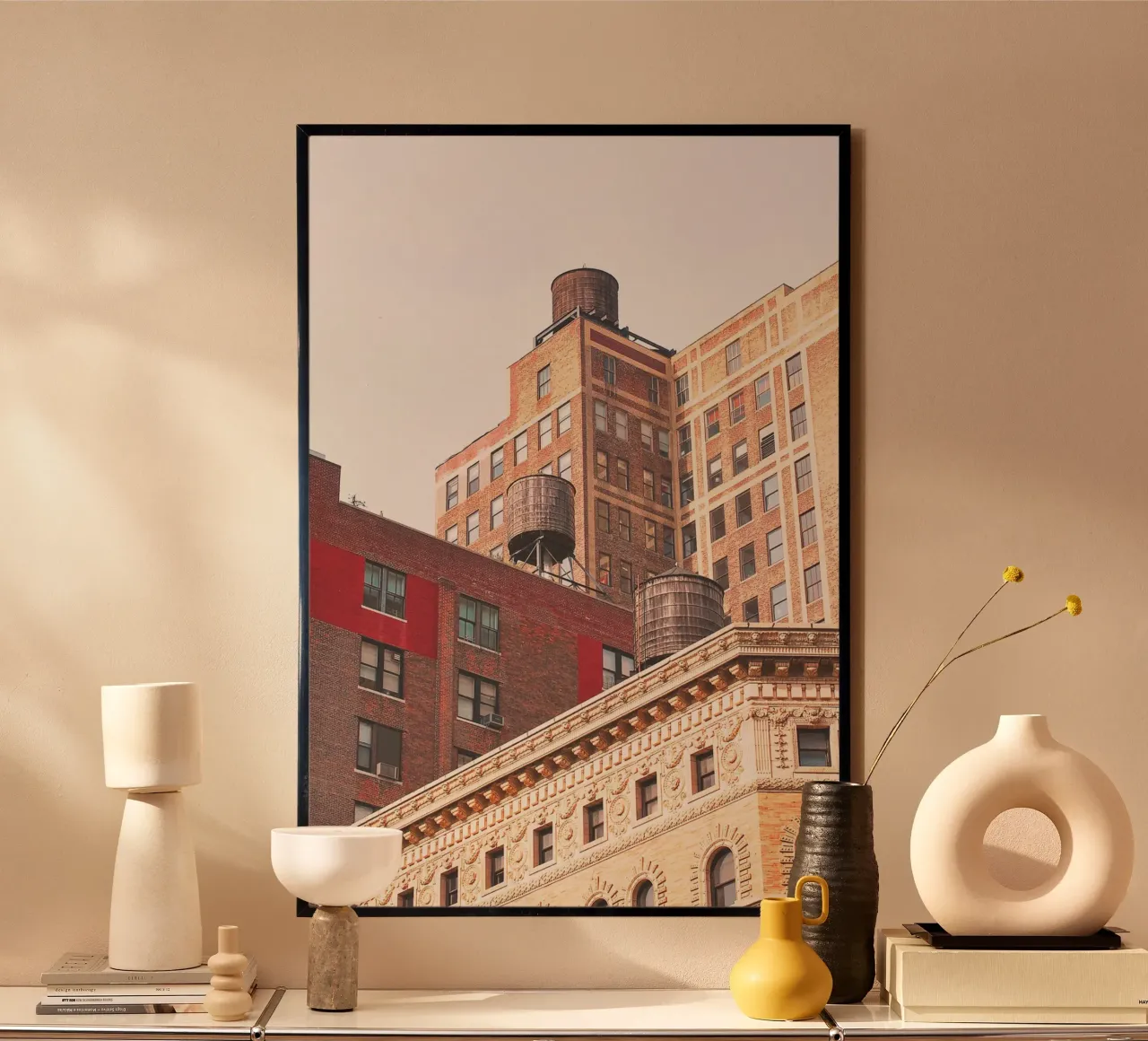 New York, États-Unis I Toits de citernes dans l'horizon industriel poster avec cadre en plastique de Julie Travel Photography