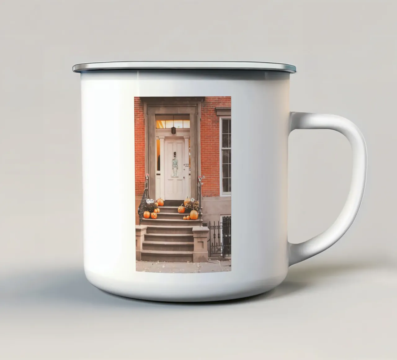 New York, USA I Porta e zucche di Halloween in autunno tazza in smalto da Julie Travel Photography