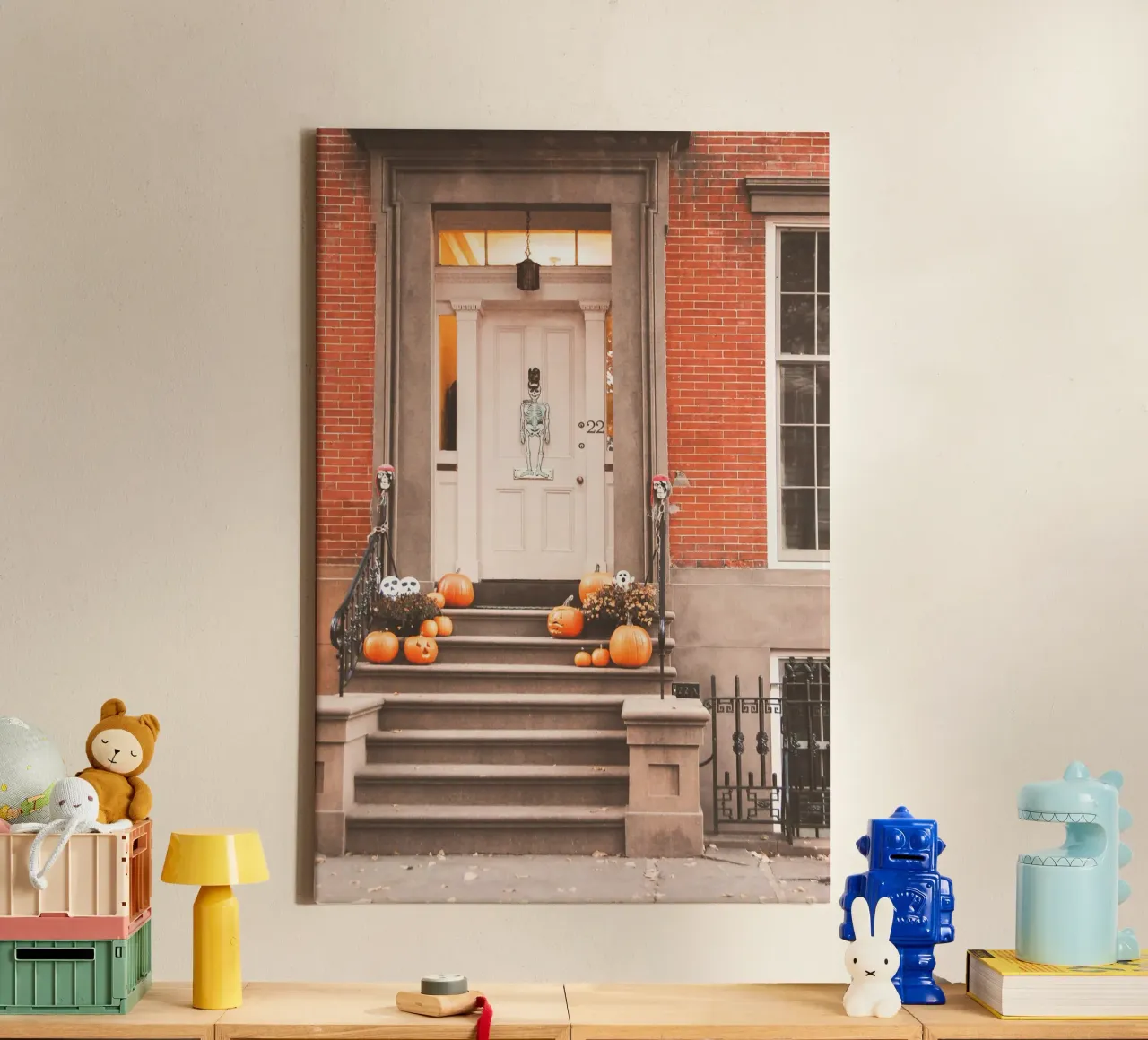 New York, USA I Porta e zucche di Halloween in autunno tela con Cornice a cassetta da Julie Travel Photography