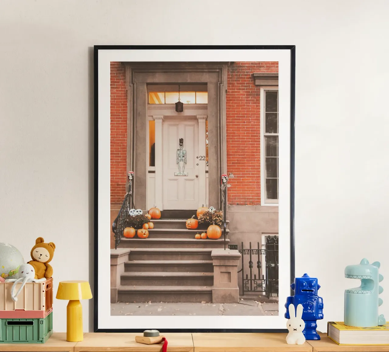 New York, USA I Porta e zucche di Halloween in autunno poster con telaio in legno da Julie Travel Photography