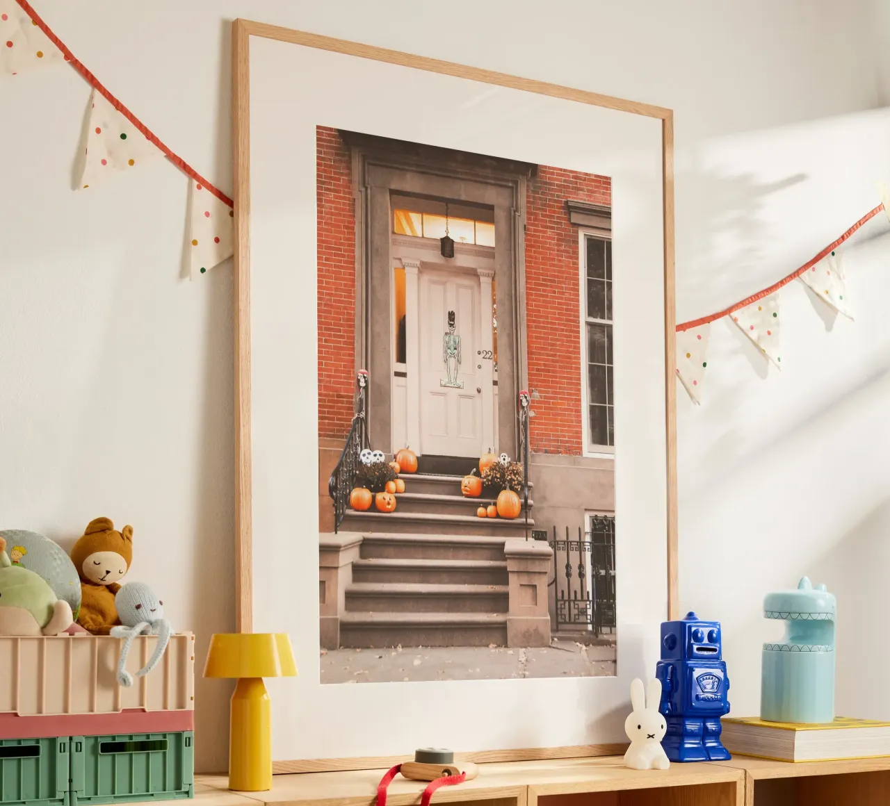 New York, USA I Porta e zucche di Halloween in autunno poster con telaio in legno da Julie Travel Photography
